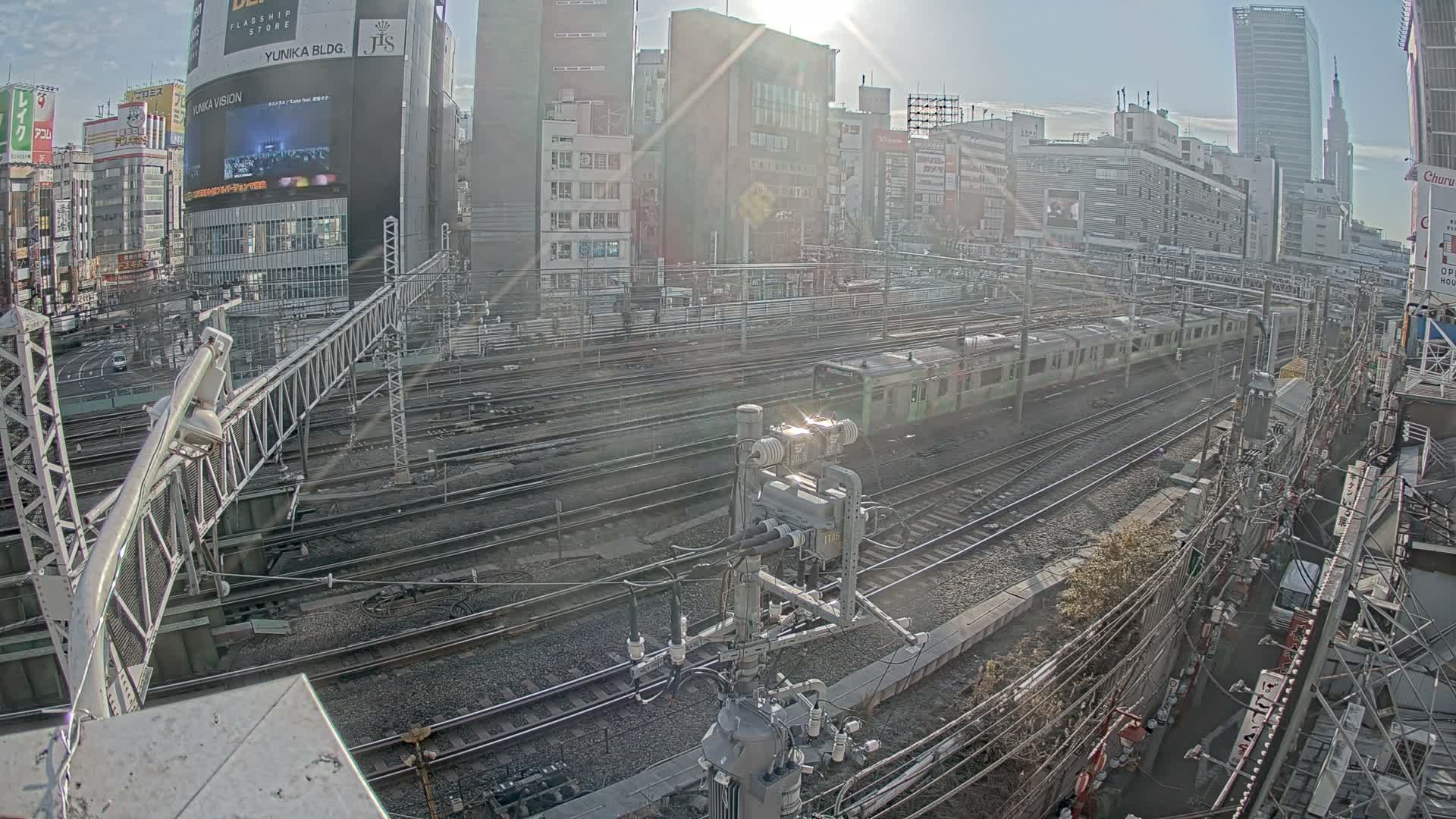 Tokyo, Shinjuku JR Metro Road Crossing & Shinjuku Discrict View ( 東京、新宿JRメトロ交差点と新宿地区の眺め ) Live Cam - 1 Chome, Nishishinjuku, Shinjuku-ku, Tokyo, Kantō, Honshu, Japan