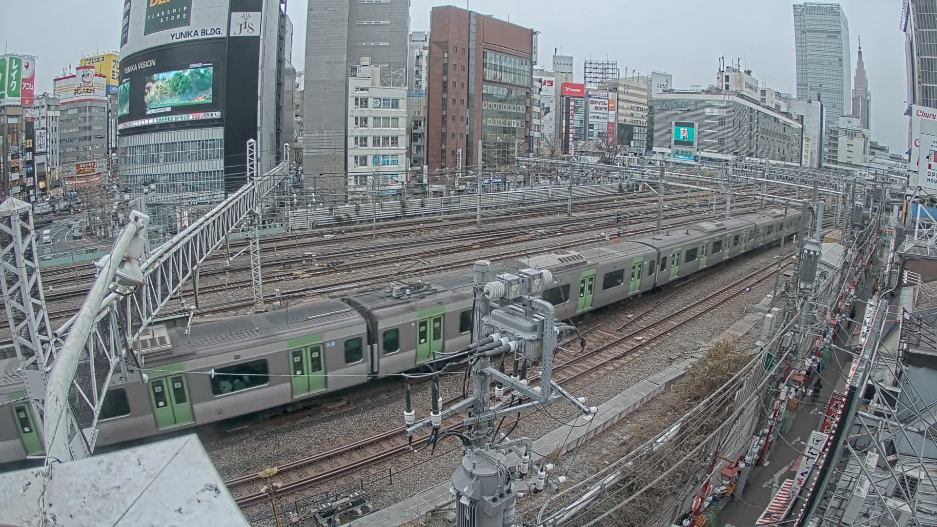 Tokyo, Shinjuku JR Metro Road Crossing & Shinjuku Discrict View ( 東京、新宿JRメトロ交差点と新宿地区の眺め ) Live Cam - 1 Chome, Nishishinjuku, Shinjuku-ku, Tokyo, Kantō, Honshu, Japan
