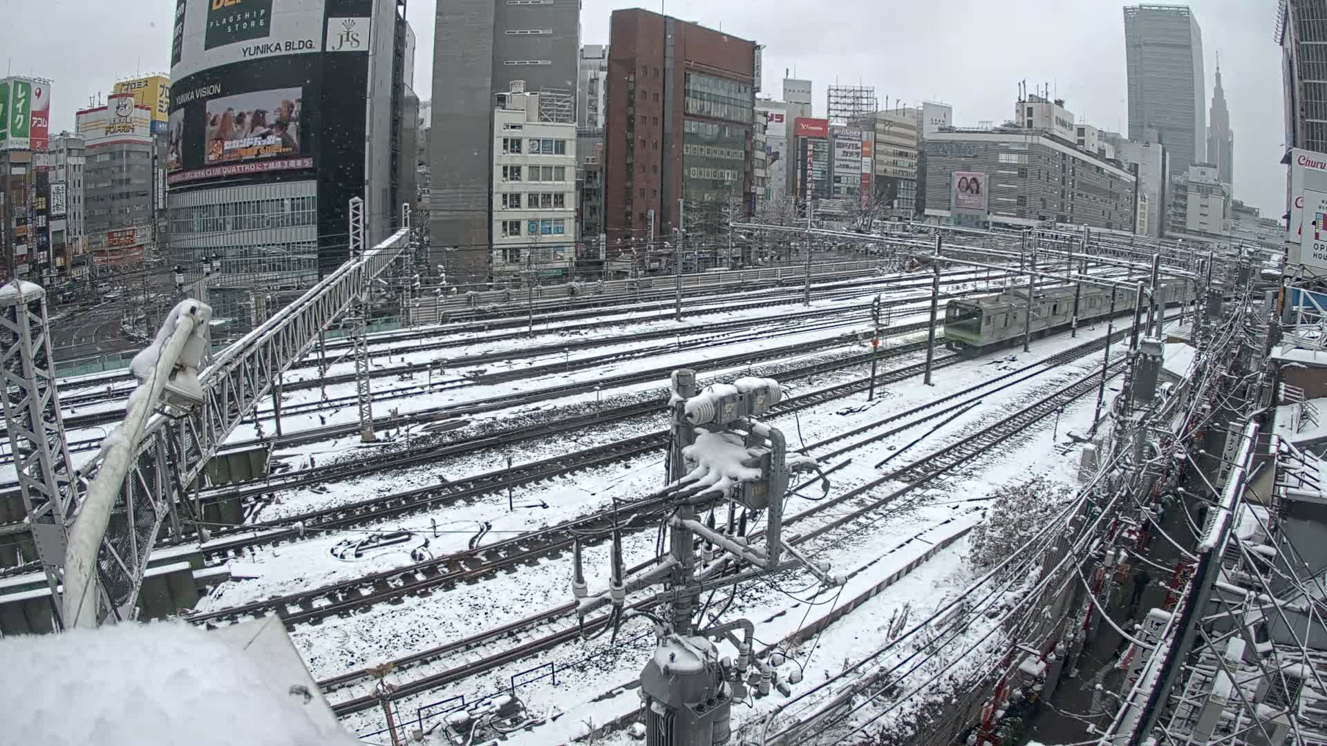 Tokyo, Shinjuku JR Metro Road Crossing & Shinjuku Discrict View ( 東京、新宿JRメトロ交差点と新宿地区の眺め ) Live Cam - 1 Chome, Nishishinjuku, Shinjuku-ku, Tokyo, Kantō, Honshu, Japan