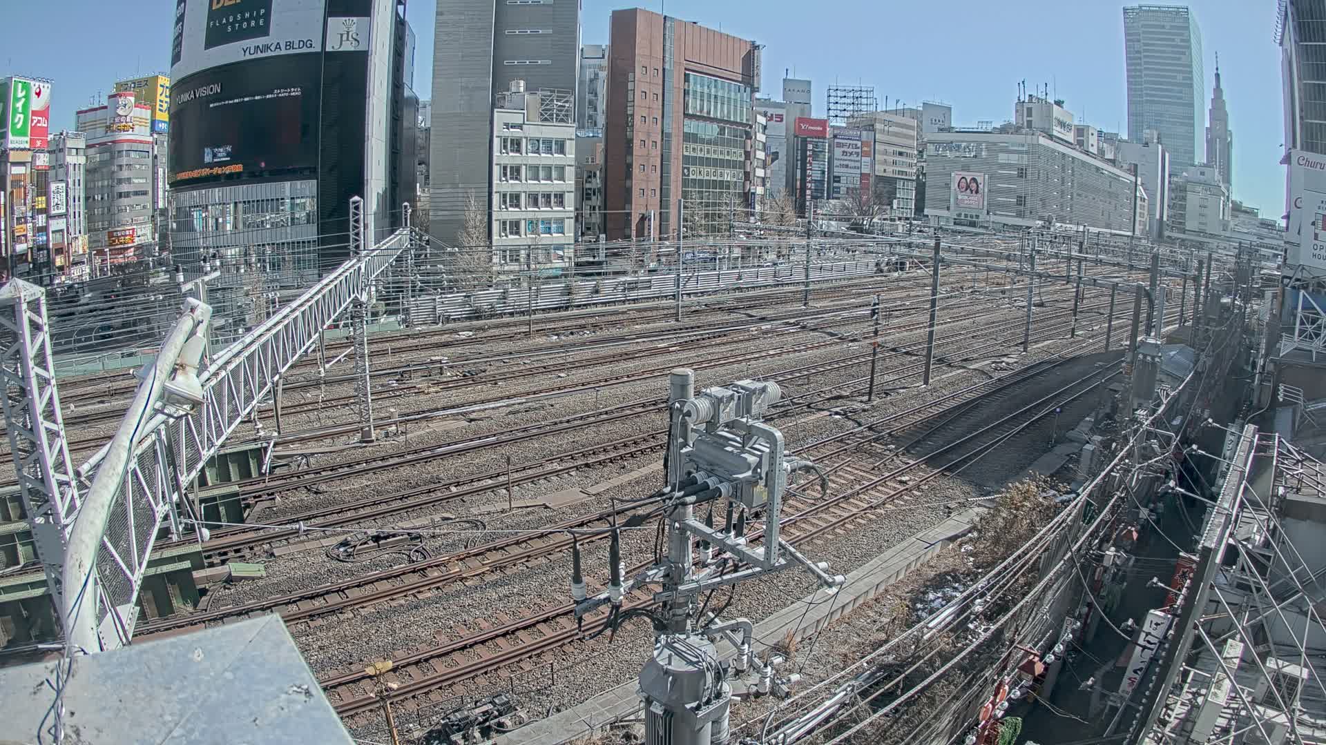 Tokyo, Shinjuku JR Metro Road Crossing & Shinjuku Discrict View ( 東京、新宿JRメトロ交差点と新宿地区の眺め ) Live Cam - 1 Chome, Nishishinjuku, Shinjuku-ku, Tokyo, Kantō, Honshu, Japan