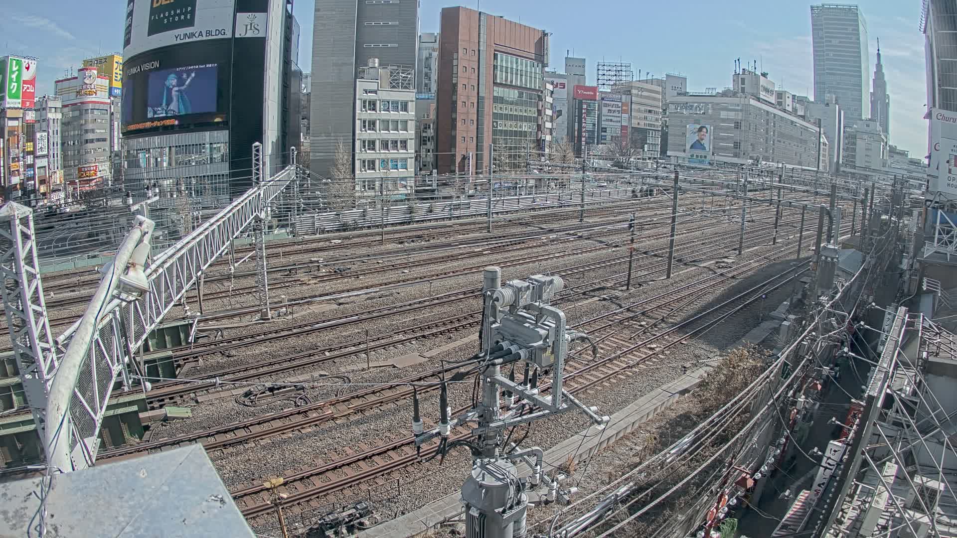 Tokyo, Shinjuku JR Metro Road Crossing & Shinjuku Discrict View ( 東京、新宿JRメトロ交差点と新宿地区の眺め ) Live Cam - 1 Chome, Nishishinjuku, Shinjuku-ku, Tokyo, Kantō, Honshu, Japan