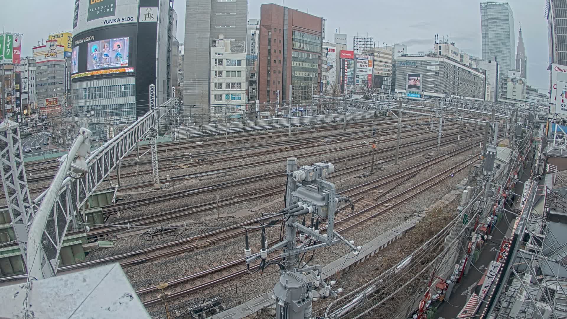 Tokyo, Shinjuku JR Metro Road Crossing & Shinjuku Discrict View ( 東京、新宿JRメトロ交差点と新宿地区の眺め ) Live Cam - 1 Chome, Nishishinjuku, Shinjuku-ku, Tokyo, Kantō, Honshu, Japan