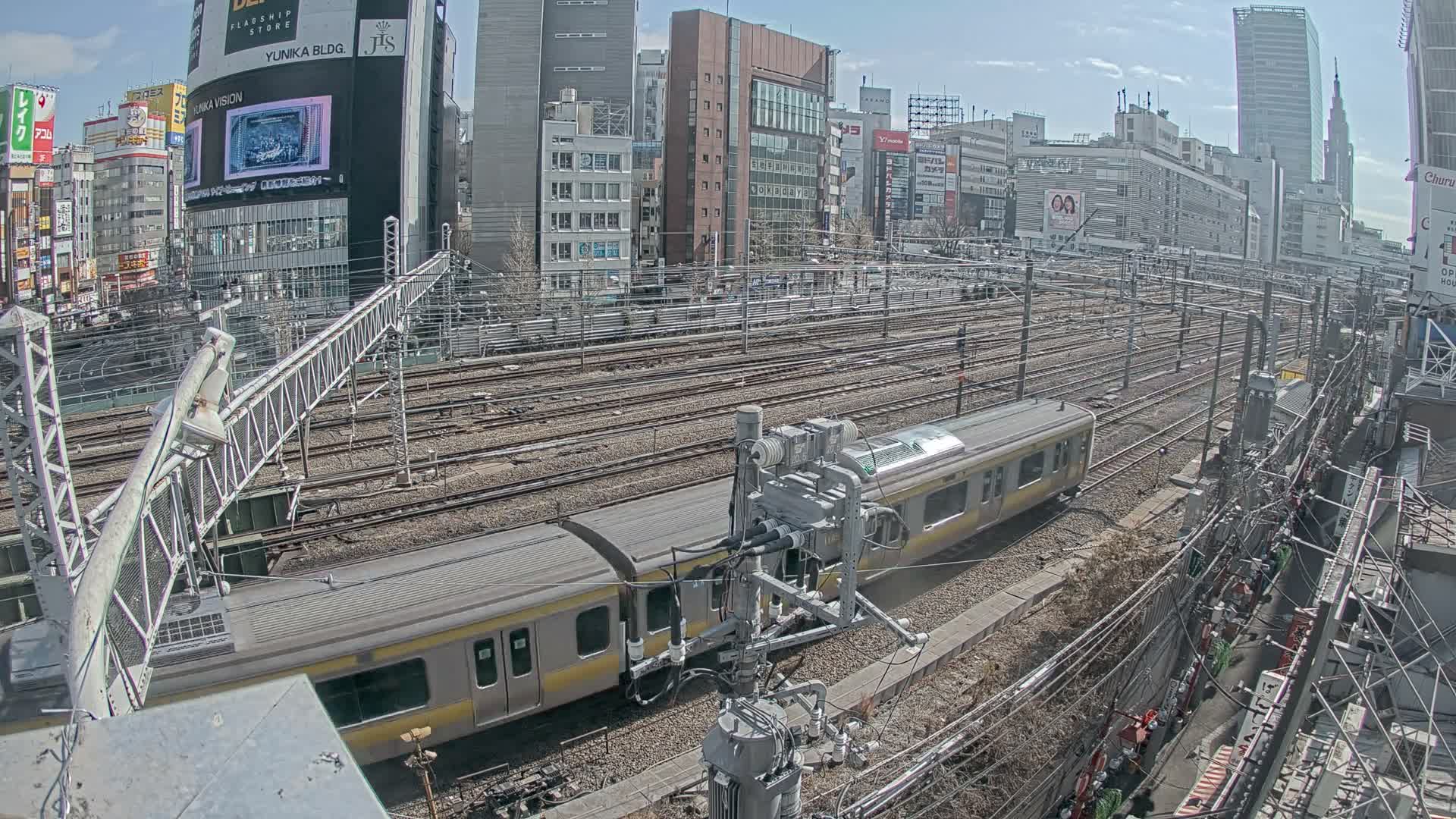 Tokyo, Shinjuku JR Metro Road Crossing & Shinjuku Discrict View ( 東京、新宿JRメトロ交差点と新宿地区の眺め ) Live Cam - 1 Chome, Nishishinjuku, Shinjuku-ku, Tokyo, Kantō, Honshu, Japan