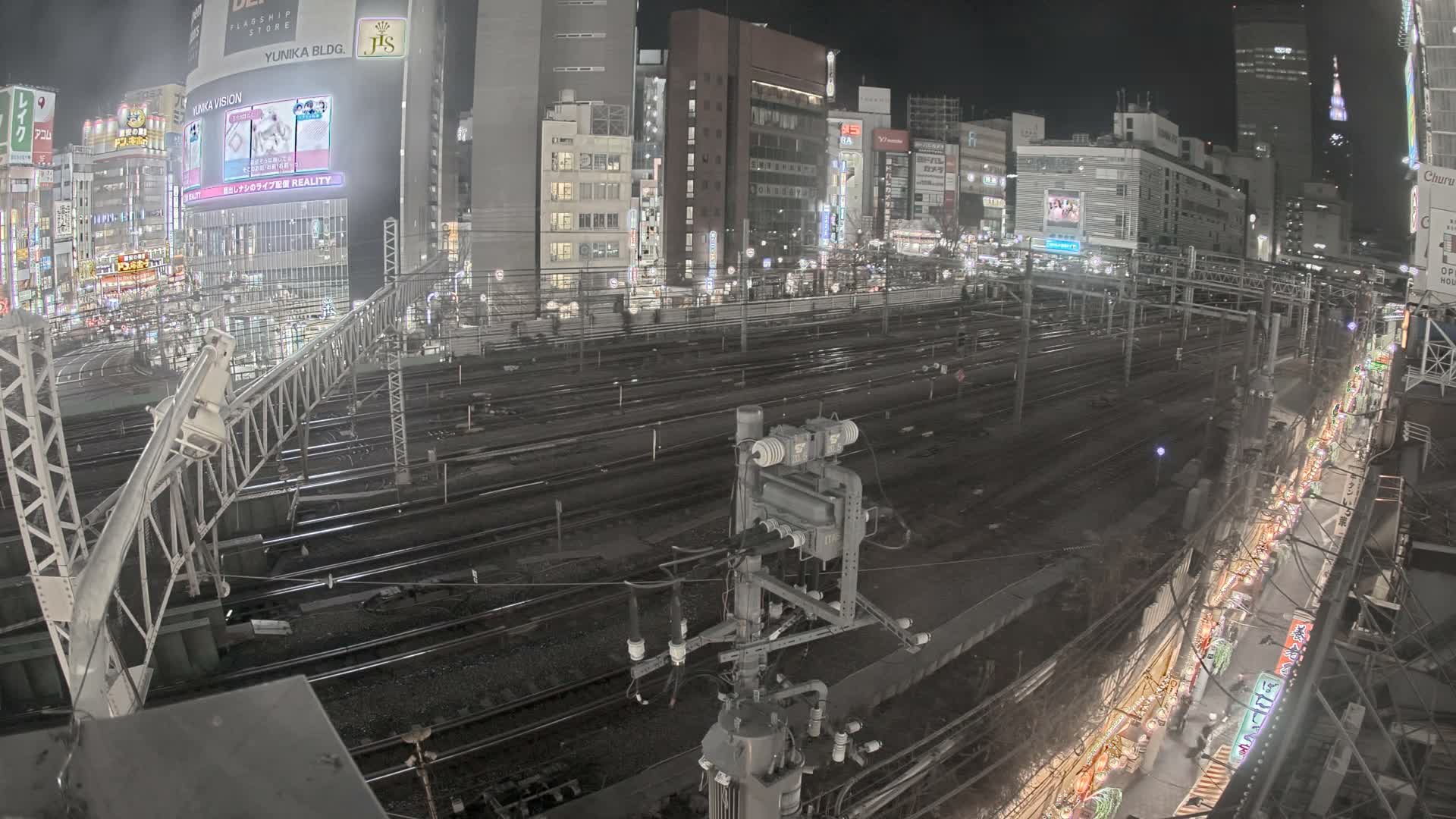 Tokyo, Shinjuku JR Metro Road Crossing & Shinjuku Discrict View ( 東京、新宿JRメトロ交差点と新宿地区の眺め ) Live Cam - 1 Chome, Nishishinjuku, Shinjuku-ku, Tokyo, Kantō, Honshu, Japan