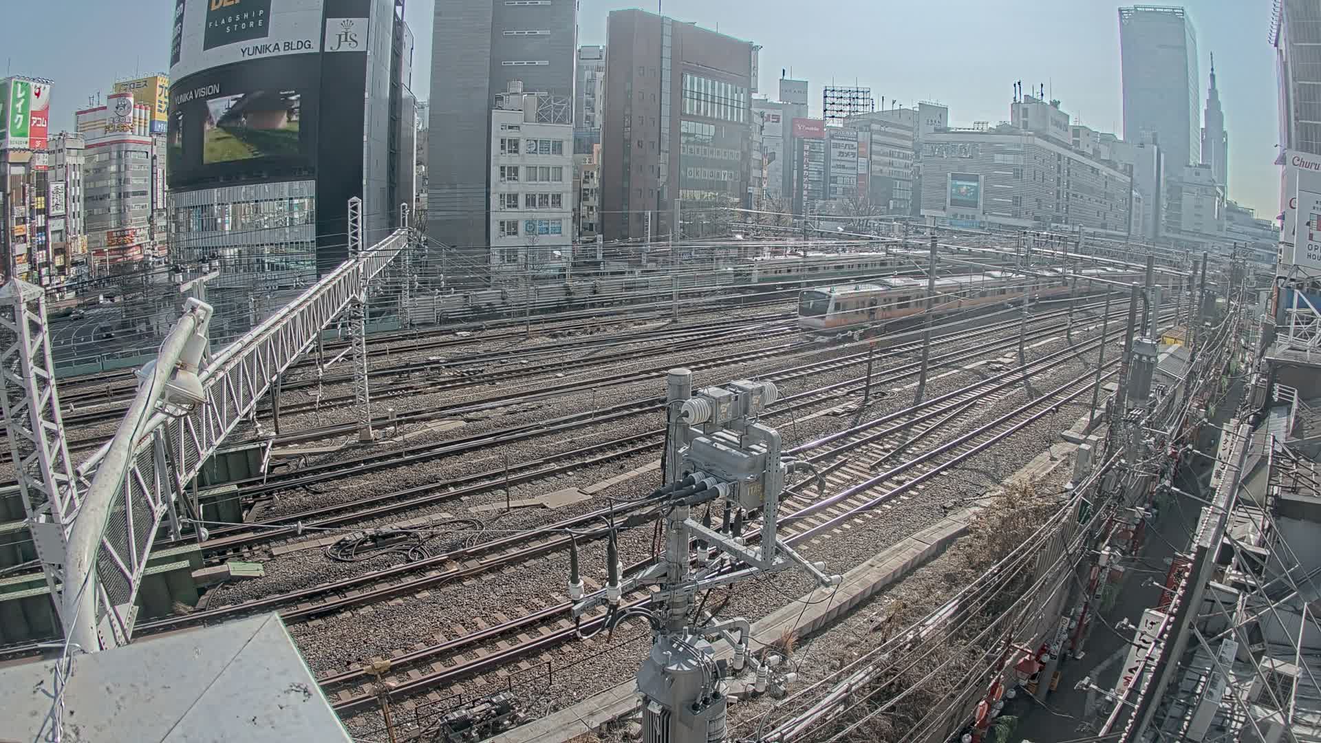 Tokyo, Shinjuku JR Metro Road Crossing & Shinjuku Discrict View ( 東京、新宿JRメトロ交差点と新宿地区の眺め ) Live Cam - 1 Chome, Nishishinjuku, Shinjuku-ku, Tokyo, Kantō, Honshu, Japan
