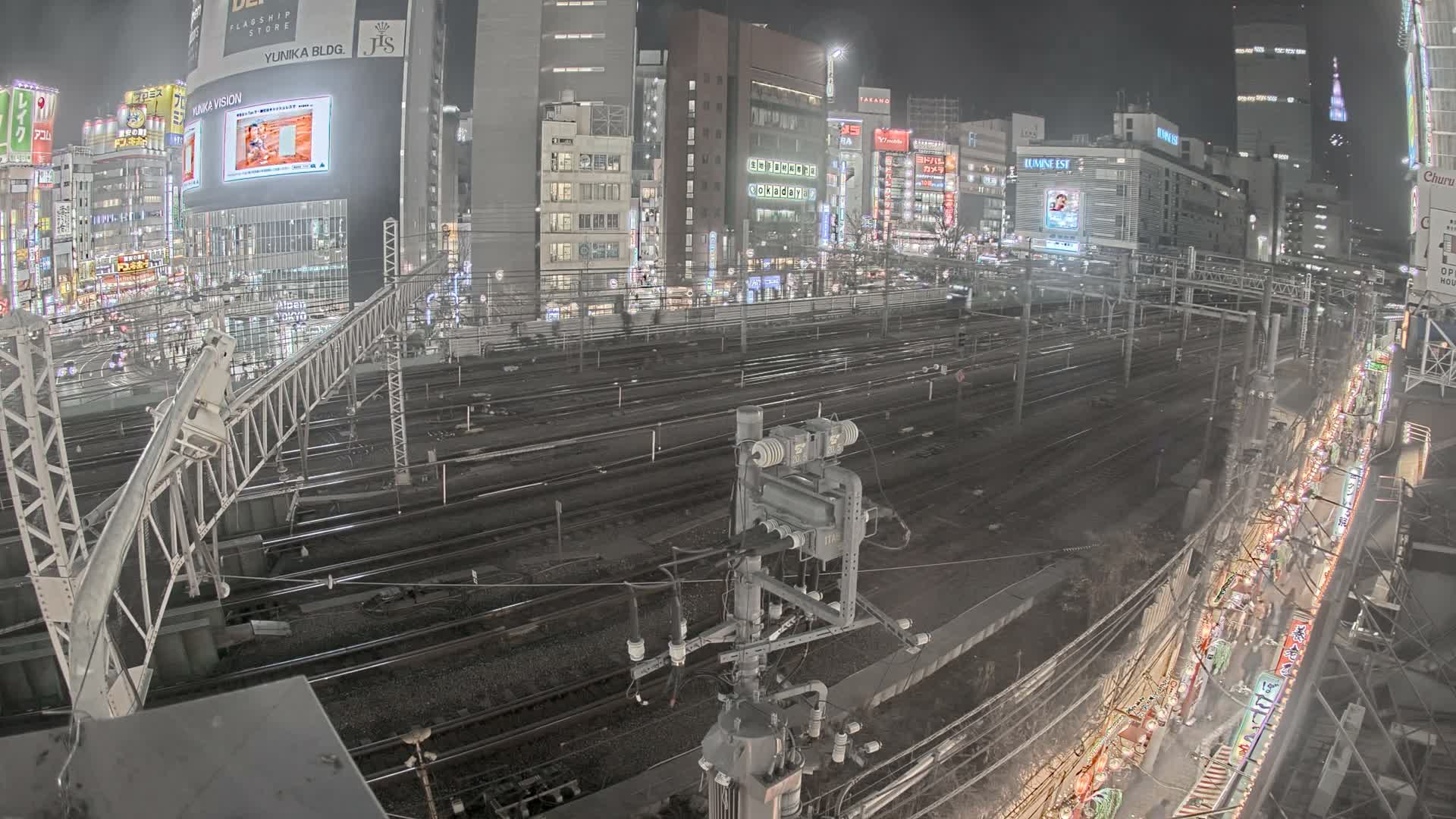 Tokyo, Shinjuku JR Metro Road Crossing & Shinjuku Discrict View ( 東京、新宿JRメトロ交差点と新宿地区の眺め ) Live Cam - 1 Chome, Nishishinjuku, Shinjuku-ku, Tokyo, Kantō, Honshu, Japan