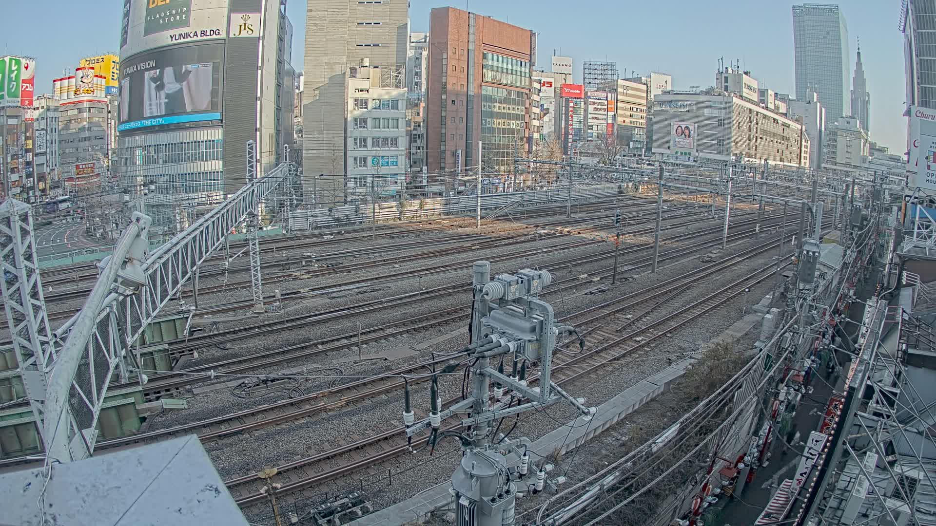 Tokyo, Shinjuku JR Metro Road Crossing & Shinjuku Discrict View ( 東京、新宿JRメトロ交差点と新宿地区の眺め ) Live Cam - 1 Chome, Nishishinjuku, Shinjuku-ku, Tokyo, Kantō, Honshu, Japan