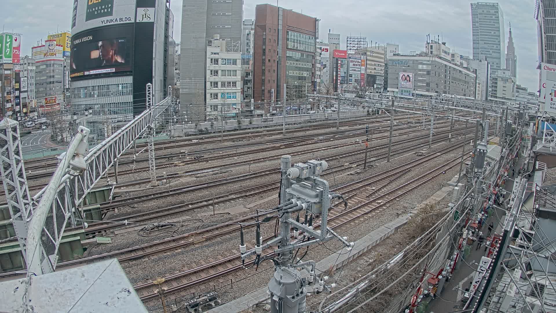 Tokyo, Shinjuku JR Metro Road Crossing & Shinjuku Discrict View ( 東京、新宿JRメトロ交差点と新宿地区の眺め ) Live Cam - 1 Chome, Nishishinjuku, Shinjuku-ku, Tokyo, Kantō, Honshu, Japan