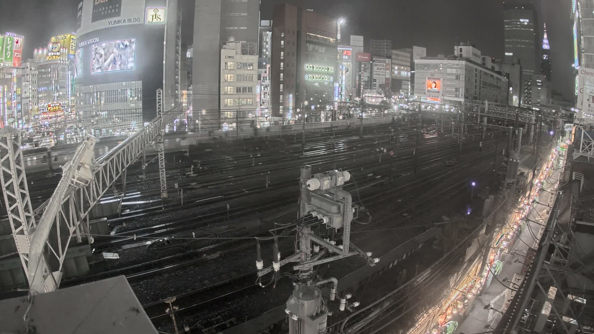 Tokyo, Shinjuku JR Metro Road Crossing & Shinjuku Discrict View ( 東京、新宿JRメトロ交差点と新宿地区の眺め ) Live Cam - 1 Chome, Nishishinjuku, Shinjuku-ku, Tokyo, Kantō, Honshu, Japan