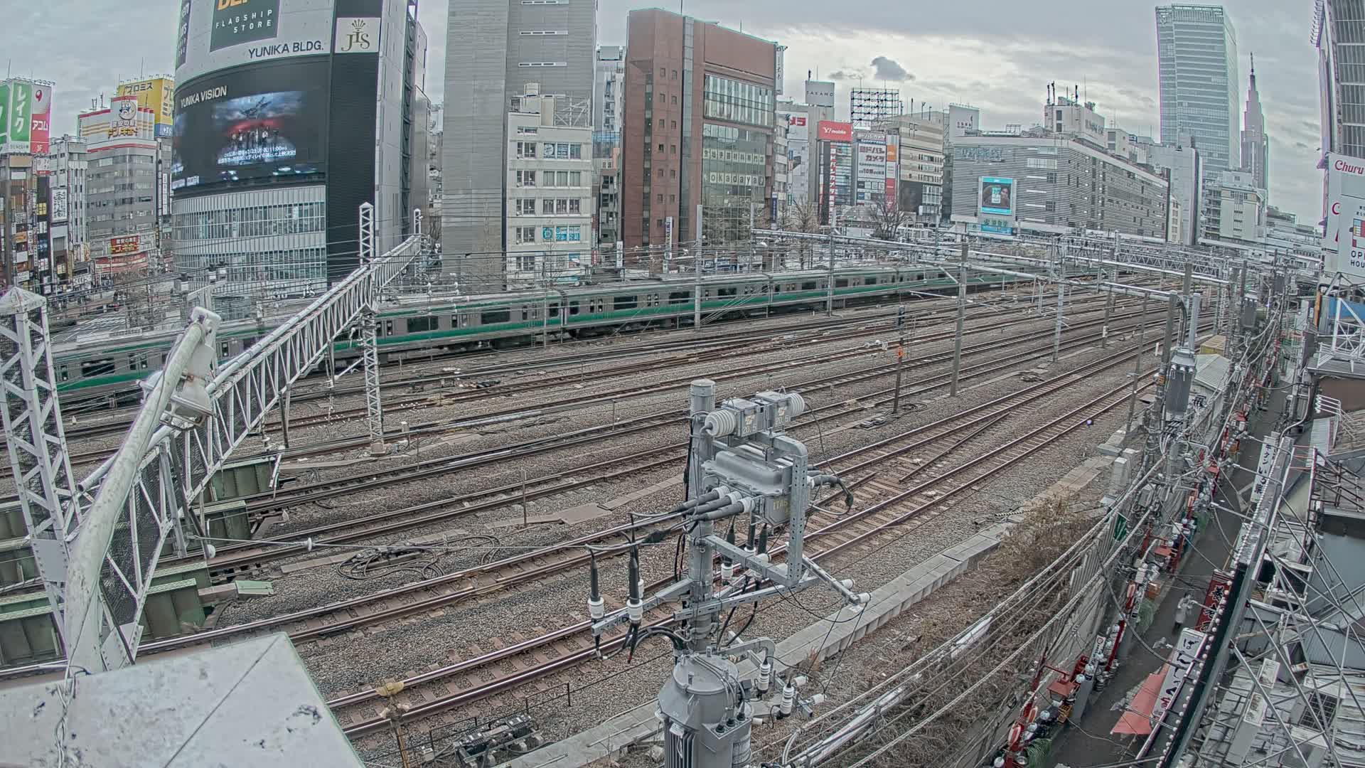 Tokyo, Shinjuku JR Metro Road Crossing & Shinjuku Discrict View ( 東京、新宿JRメトロ交差点と新宿地区の眺め ) Live Cam - 1 Chome, Nishishinjuku, Shinjuku-ku, Tokyo, Kantō, Honshu, Japan