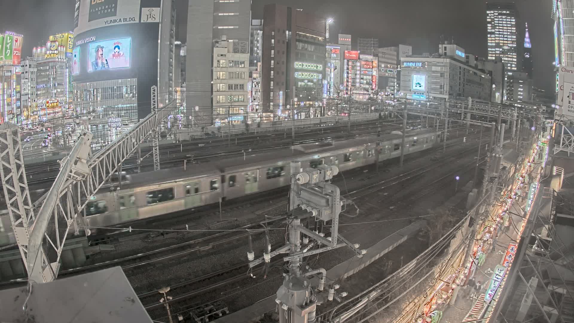 Tokyo, Shinjuku JR Metro Road Crossing & Shinjuku Discrict View ( 東京、新宿JRメトロ交差点と新宿地区の眺め ) Live Cam - 1 Chome, Nishishinjuku, Shinjuku-ku, Tokyo, Kantō, Honshu, Japan