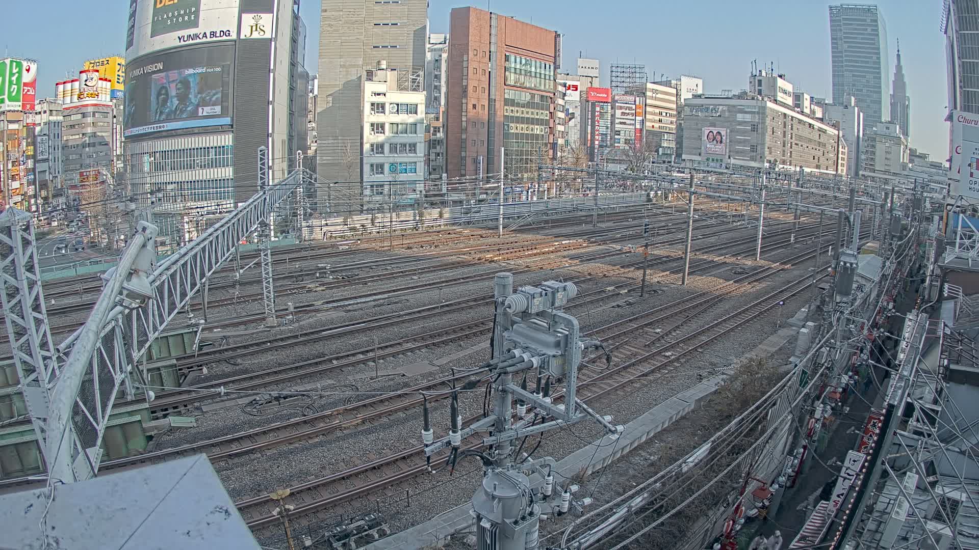 Tokyo, Shinjuku JR Metro Road Crossing & Shinjuku Discrict View ( 東京、新宿JRメトロ交差点と新宿地区の眺め ) Live Cam - 1 Chome, Nishishinjuku, Shinjuku-ku, Tokyo, Kantō, Honshu, Japan