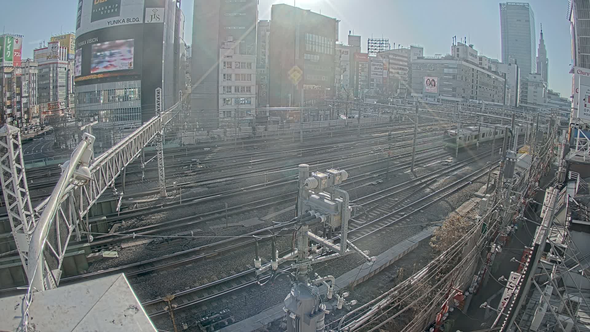 Tokyo, Shinjuku JR Metro Road Crossing & Shinjuku Discrict View ( 東京、新宿JRメトロ交差点と新宿地区の眺め ) Live Cam - 1 Chome, Nishishinjuku, Shinjuku-ku, Tokyo, Kantō, Honshu, Japan