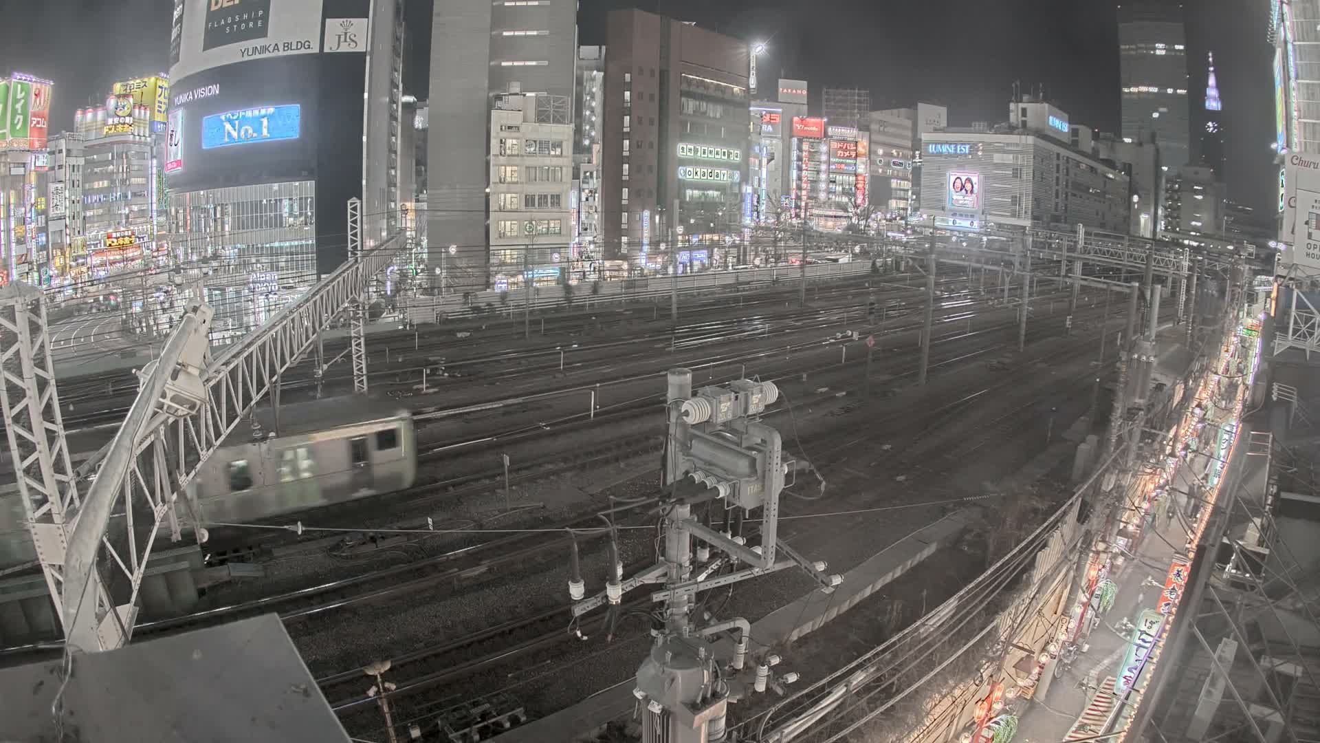 Tokyo, Shinjuku JR Metro Road Crossing & Shinjuku Discrict View ( 東京、新宿JRメトロ交差点と新宿地区の眺め ) Live Cam - 1 Chome, Nishishinjuku, Shinjuku-ku, Tokyo, Kantō, Honshu, Japan