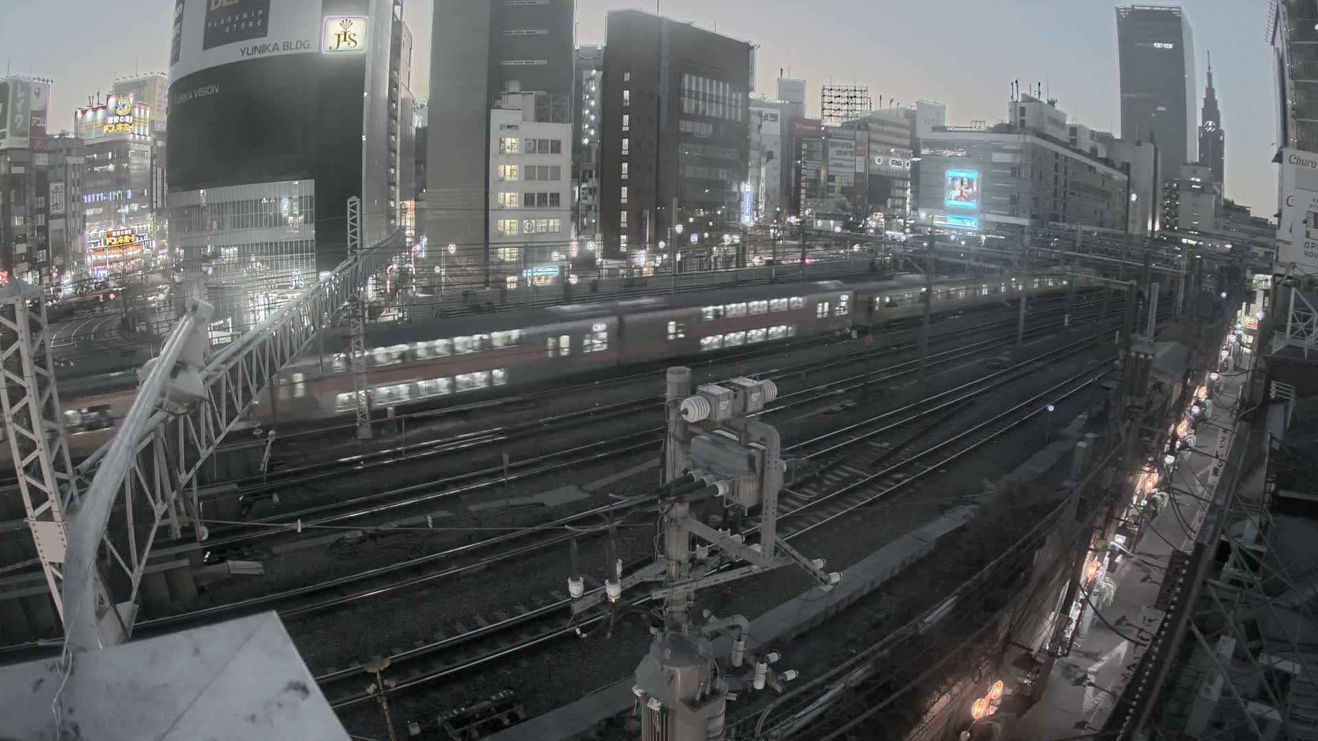 Tokyo, Shinjuku JR Metro Road Crossing & Shinjuku Discrict View ( 東京、新宿JRメトロ交差点と新宿地区の眺め ) Live Cam - 1 Chome, Nishishinjuku, Shinjuku-ku, Tokyo, Kantō, Honshu, Japan