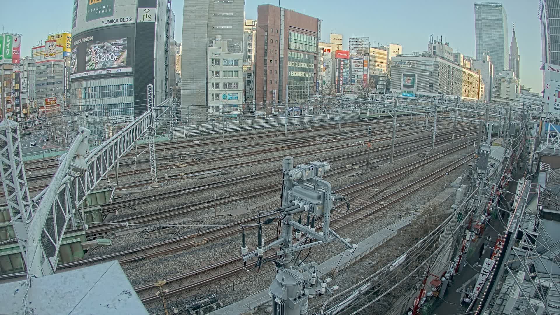 Tokyo, Shinjuku JR Metro Road Crossing & Shinjuku Discrict View ( 東京、新宿JRメトロ交差点と新宿地区の眺め ) Live Cam - 1 Chome, Nishishinjuku, Shinjuku-ku, Tokyo, Kantō, Honshu, Japan