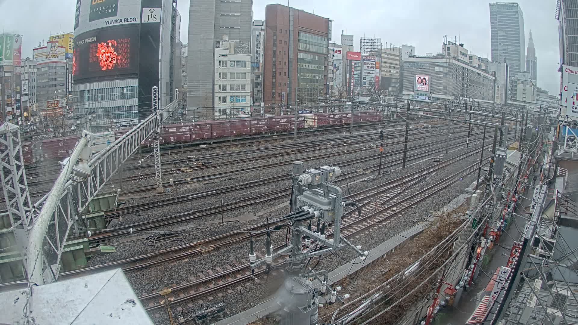 Tokyo, Shinjuku JR Metro Road Crossing & Shinjuku Discrict View ( 東京、新宿JRメトロ交差点と新宿地区の眺め ) Live Cam - 1 Chome, Nishishinjuku, Shinjuku-ku, Tokyo, Kantō, Honshu, Japan