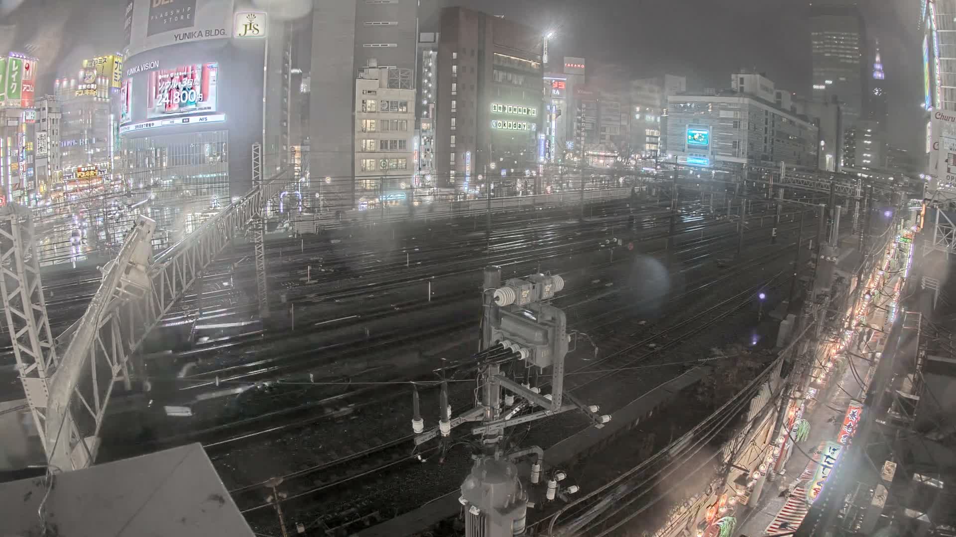 Tokyo, Shinjuku JR Metro Road Crossing & Shinjuku Discrict View ( 東京、新宿JRメトロ交差点と新宿地区の眺め ) Live Cam - 1 Chome, Nishishinjuku, Shinjuku-ku, Tokyo, Kantō, Honshu, Japan