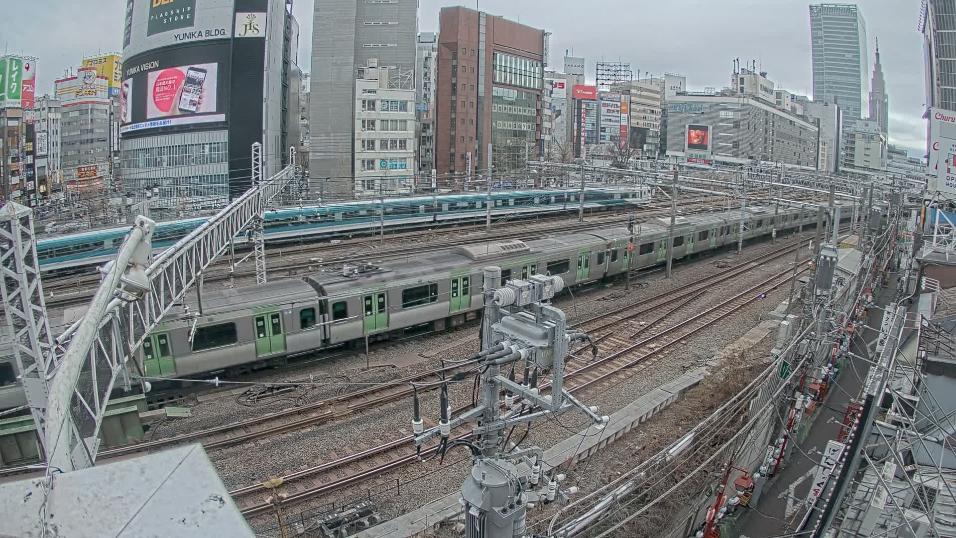 Tokyo, Shinjuku JR Metro Road Crossing & Shinjuku Discrict View ( 東京、新宿JRメトロ交差点と新宿地区の眺め ) Live Cam - 1 Chome, Nishishinjuku, Shinjuku-ku, Tokyo, Kantō, Honshu, Japan