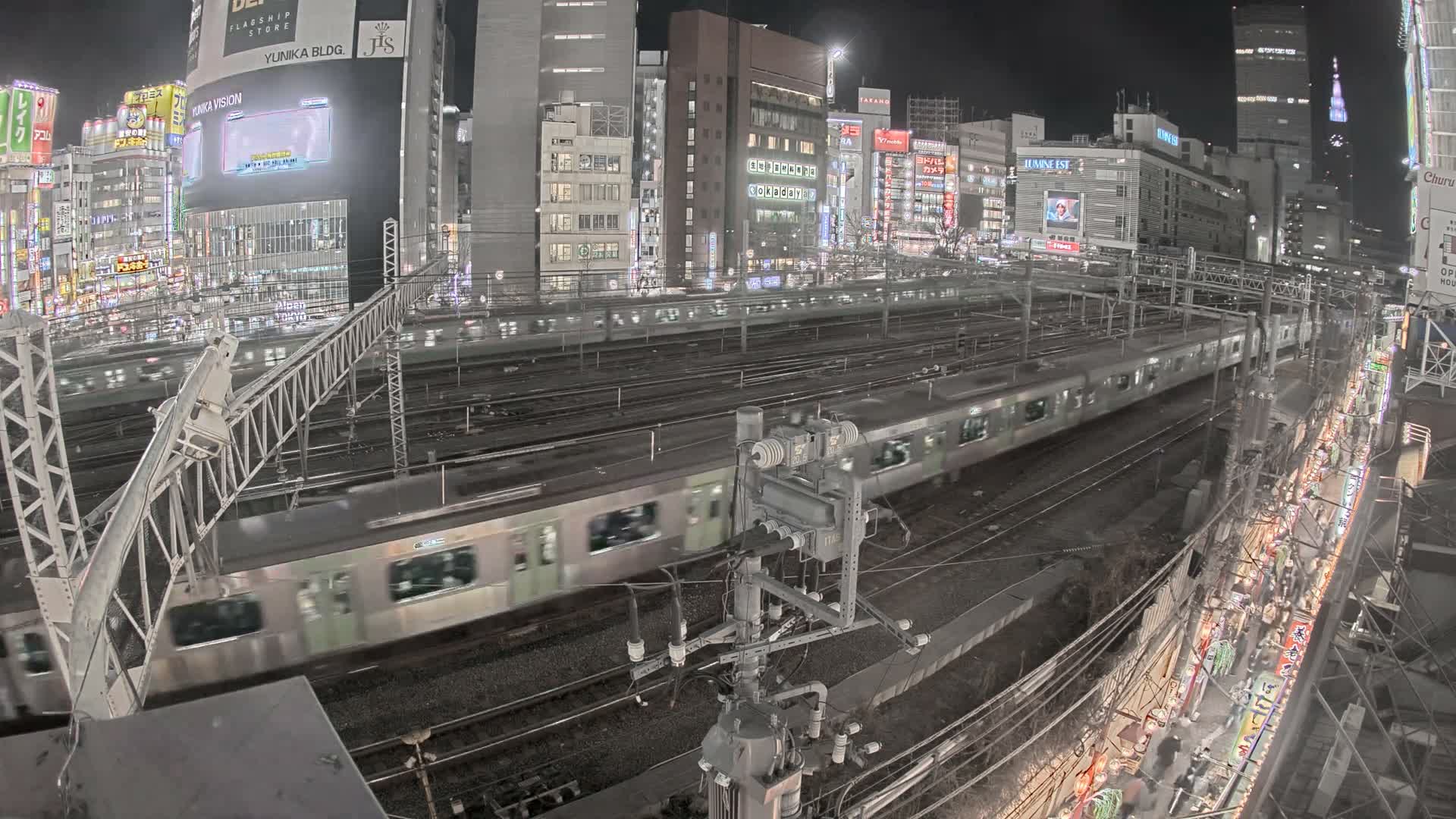 Tokyo, Shinjuku JR Metro Road Crossing & Shinjuku Discrict View ( 東京、新宿JRメトロ交差点と新宿地区の眺め ) Live Cam - 1 Chome, Nishishinjuku, Shinjuku-ku, Tokyo, Kantō, Honshu, Japan