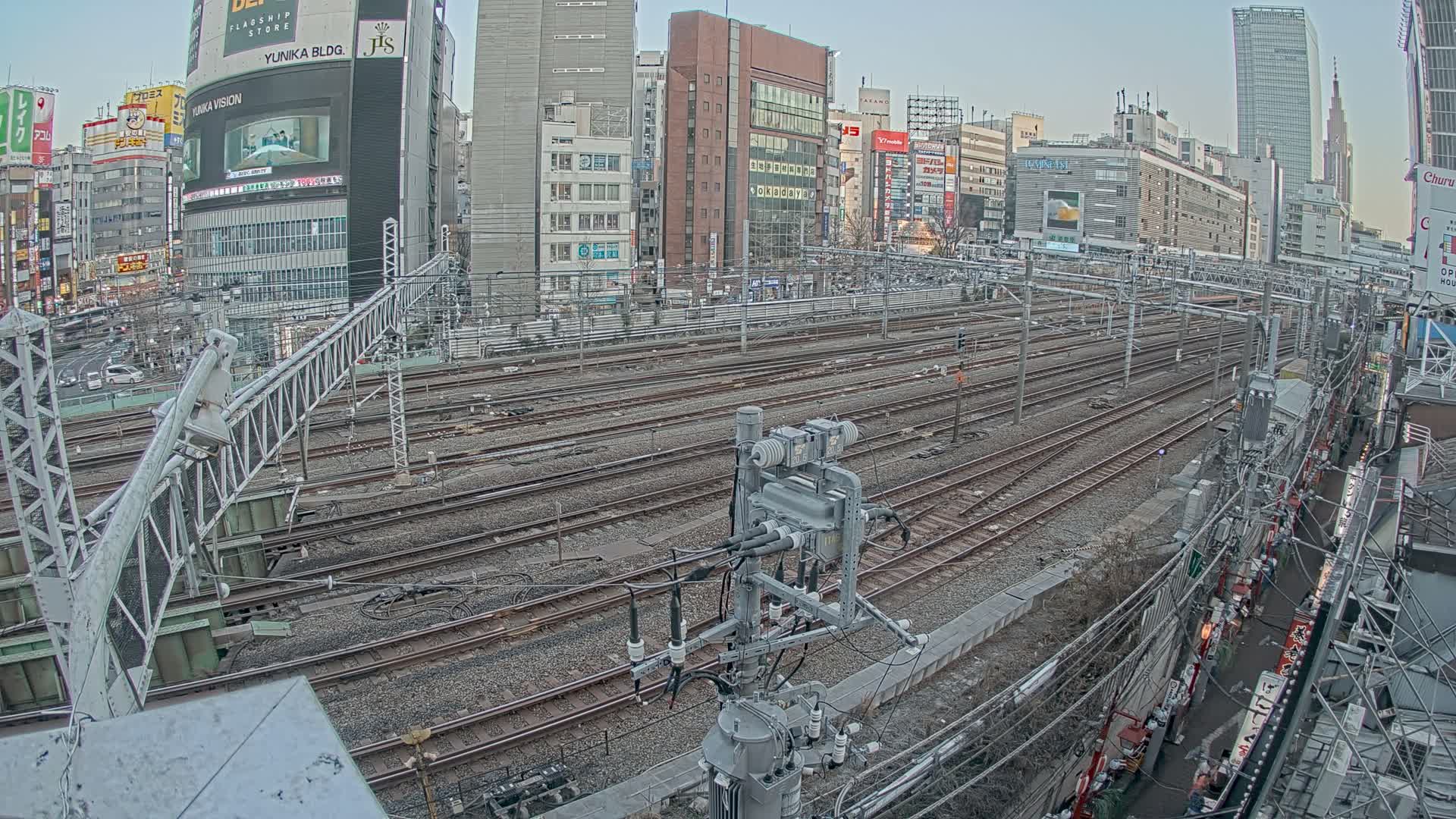 Tokyo, Shinjuku JR Metro Road Crossing & Shinjuku Discrict View ( 東京、新宿JRメトロ交差点と新宿地区の眺め ) Live Cam - 1 Chome, Nishishinjuku, Shinjuku-ku, Tokyo, Kantō, Honshu, Japan