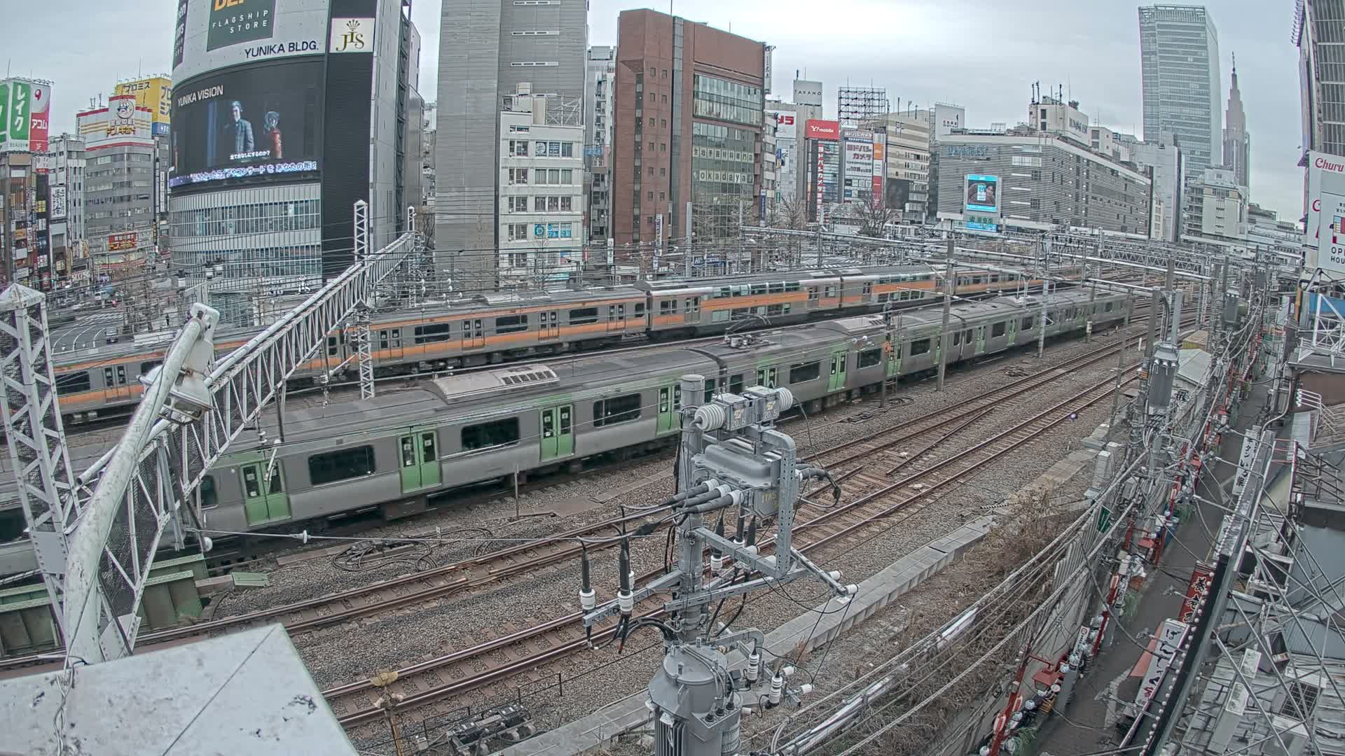 Tokyo, Shinjuku JR Metro Road Crossing & Shinjuku Discrict View ( 東京、新宿JRメトロ交差点と新宿地区の眺め ) Live Cam - 1 Chome, Nishishinjuku, Shinjuku-ku, Tokyo, Kantō, Honshu, Japan
