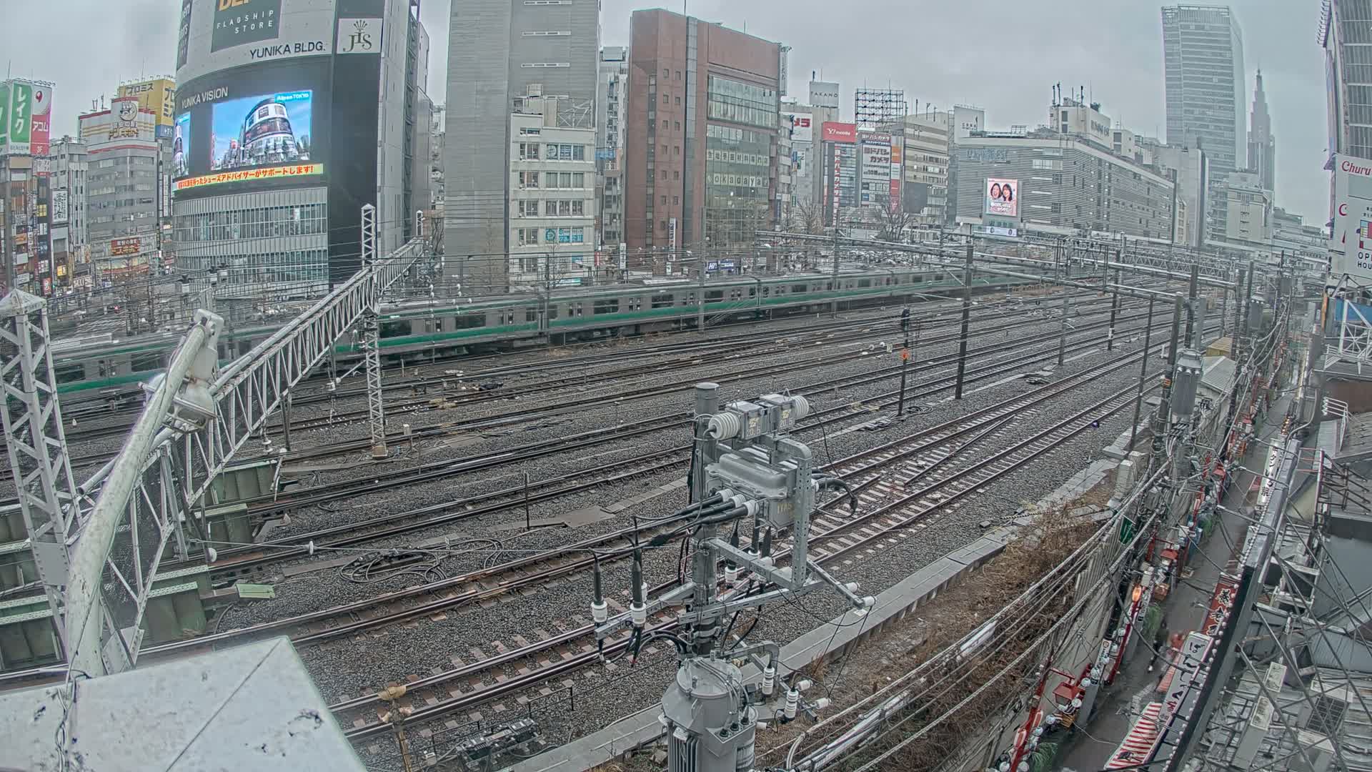 Tokyo, Shinjuku JR Metro Road Crossing & Shinjuku Discrict View ( 東京、新宿JRメトロ交差点と新宿地区の眺め ) Live Cam - 1 Chome, Nishishinjuku, Shinjuku-ku, Tokyo, Kantō, Honshu, Japan