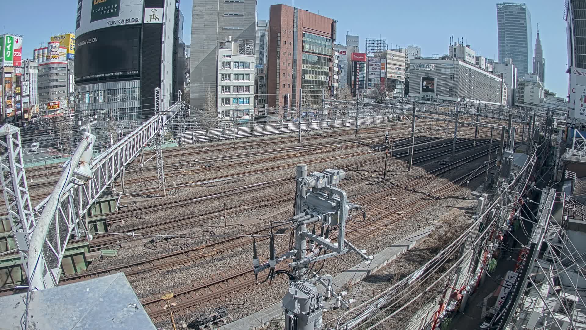 Tokyo, Shinjuku JR Metro Road Crossing & Shinjuku Discrict View ( 東京、新宿JRメトロ交差点と新宿地区の眺め ) Live Cam - 1 Chome, Nishishinjuku, Shinjuku-ku, Tokyo, Kantō, Honshu, Japan