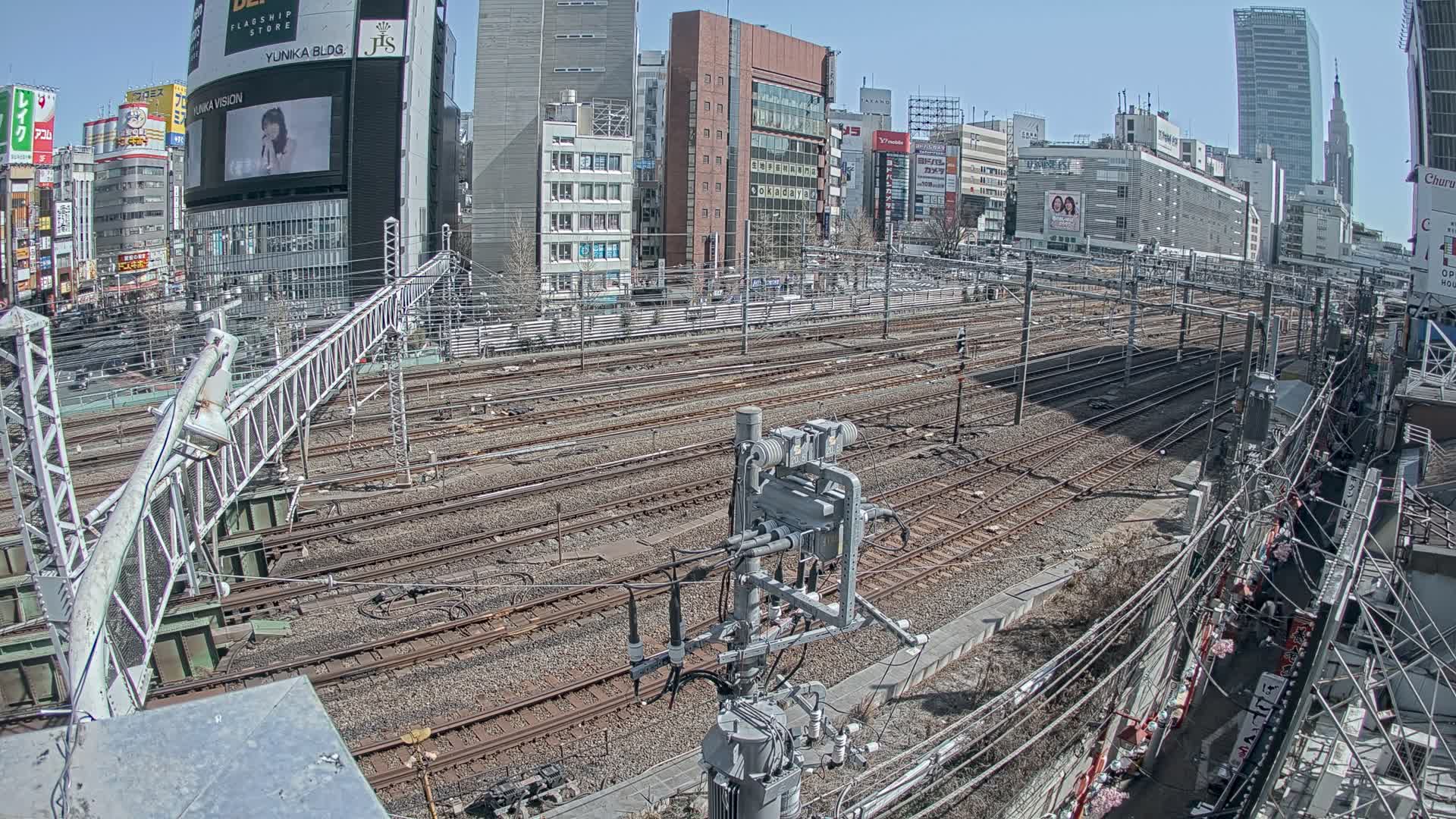 Tokyo, Shinjuku JR Metro Road Crossing & Shinjuku Discrict View ( 東京、新宿JRメトロ交差点と新宿地区の眺め ) Live Cam - 1 Chome, Nishishinjuku, Shinjuku-ku, Tokyo, Kantō, Honshu, Japan
