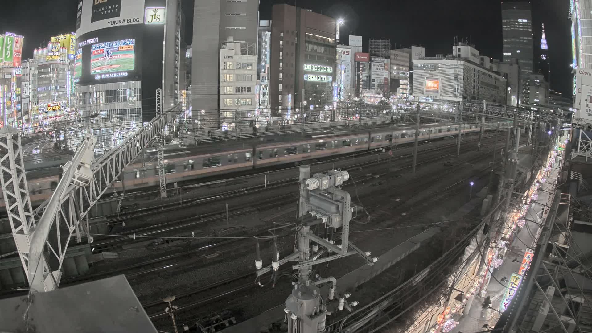 Tokyo, Shinjuku JR Metro Road Crossing & Shinjuku Discrict View ( 東京、新宿JRメトロ交差点と新宿地区の眺め ) Live Cam - 1 Chome, Nishishinjuku, Shinjuku-ku, Tokyo, Kantō, Honshu, Japan