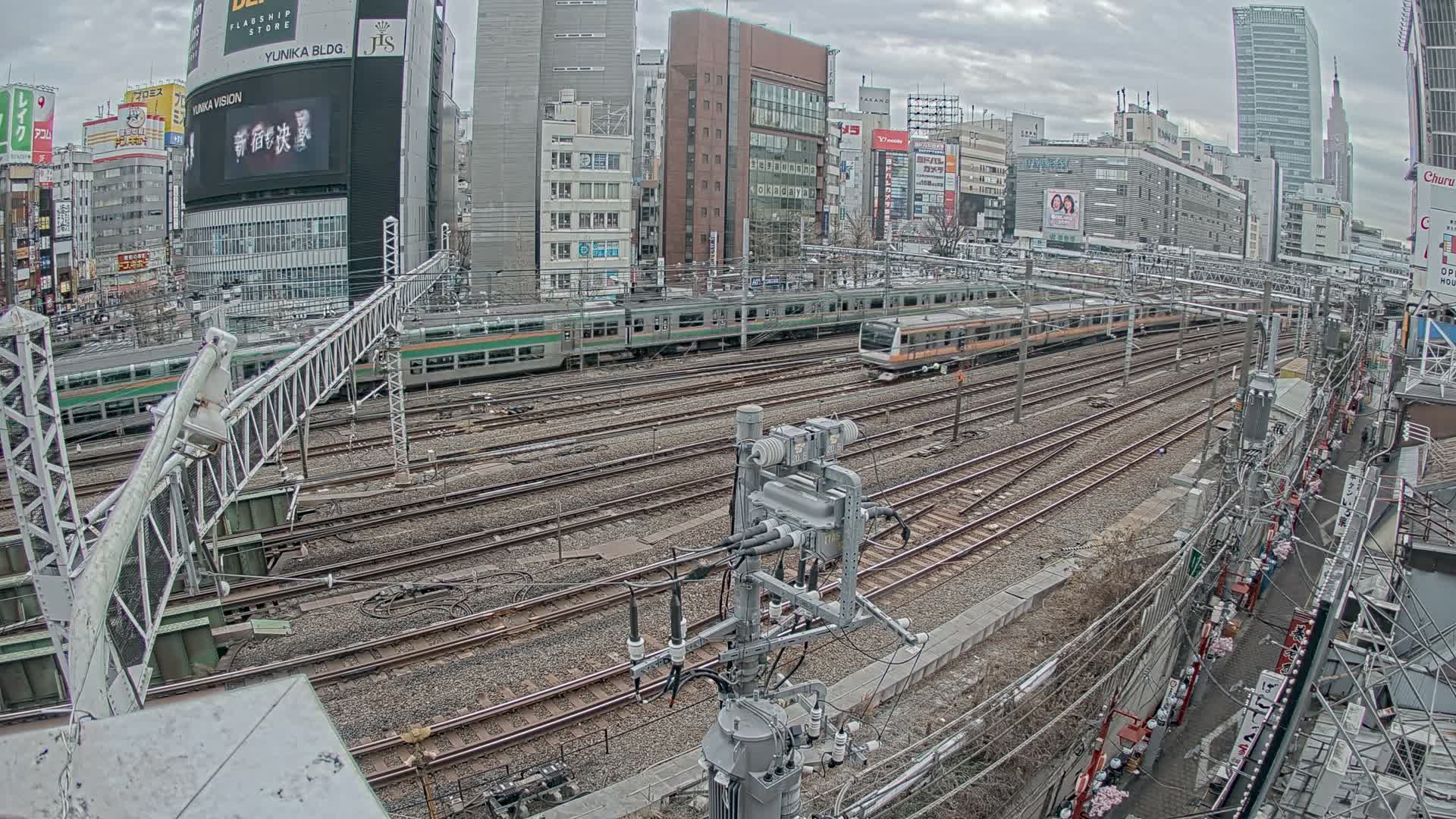 Tokyo, Shinjuku JR Metro Road Crossing & Shinjuku Discrict View ( 東京、新宿JRメトロ交差点と新宿地区の眺め ) Live Cam - 1 Chome, Nishishinjuku, Shinjuku-ku, Tokyo, Kantō, Honshu, Japan