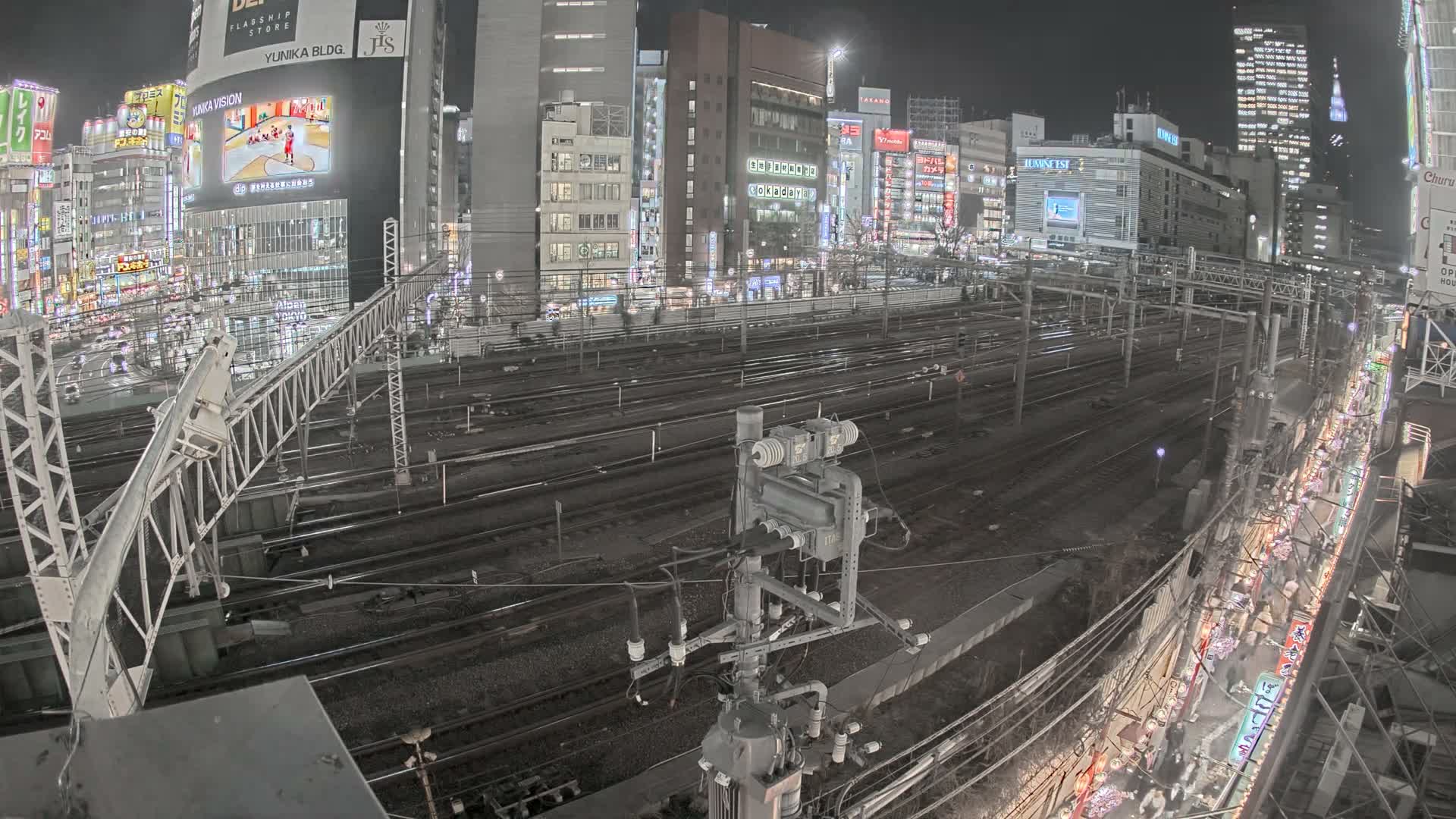 Tokyo, Shinjuku JR Metro Road Crossing & Shinjuku Discrict View ( 東京、新宿JRメトロ交差点と新宿地区の眺め ) Live Cam - 1 Chome, Nishishinjuku, Shinjuku-ku, Tokyo, Kantō, Honshu, Japan