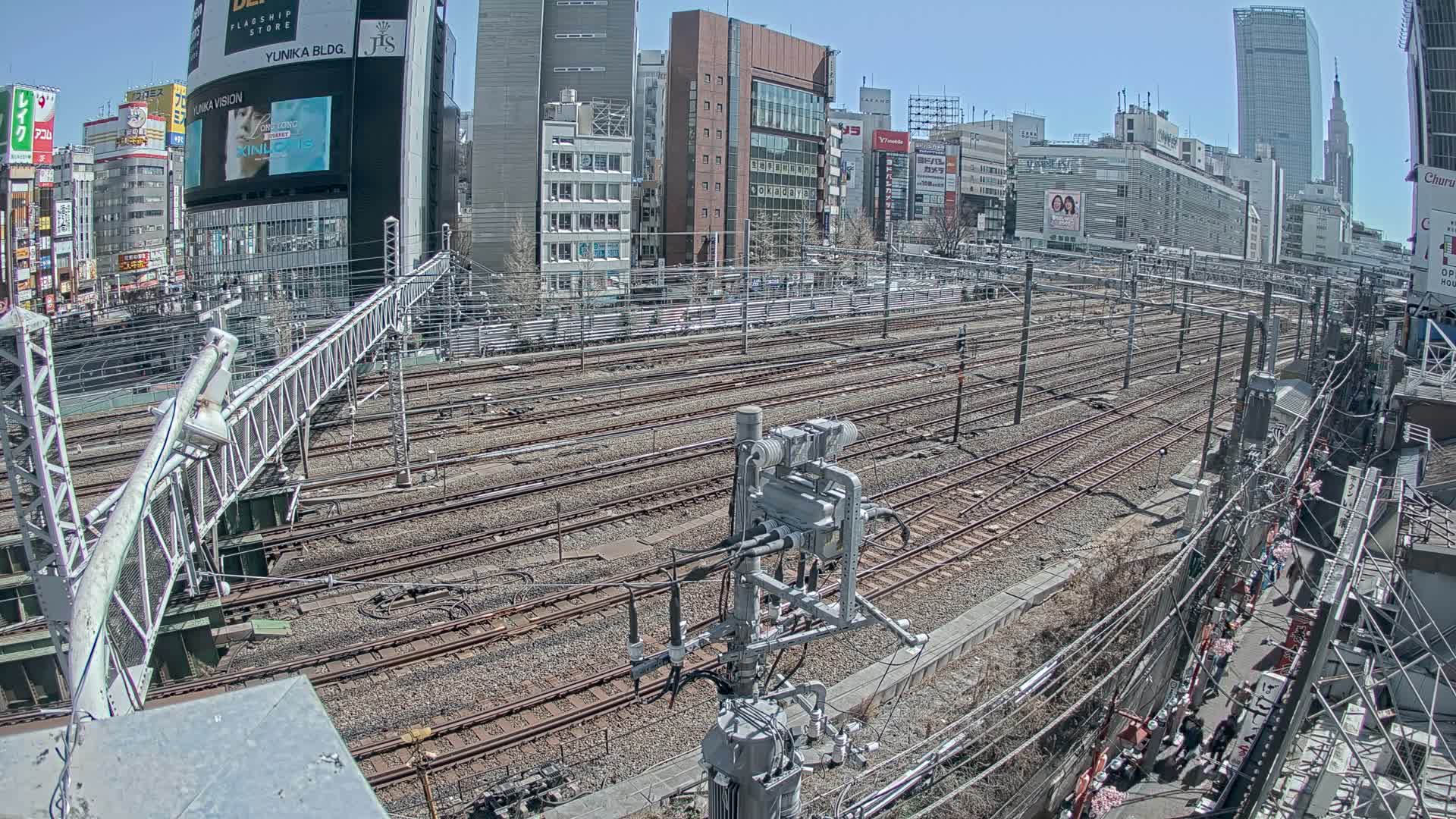 Tokyo, Shinjuku JR Metro Road Crossing & Shinjuku Discrict View ( 東京、新宿JRメトロ交差点と新宿地区の眺め ) Live Cam - 1 Chome, Nishishinjuku, Shinjuku-ku, Tokyo, Kantō, Honshu, Japan