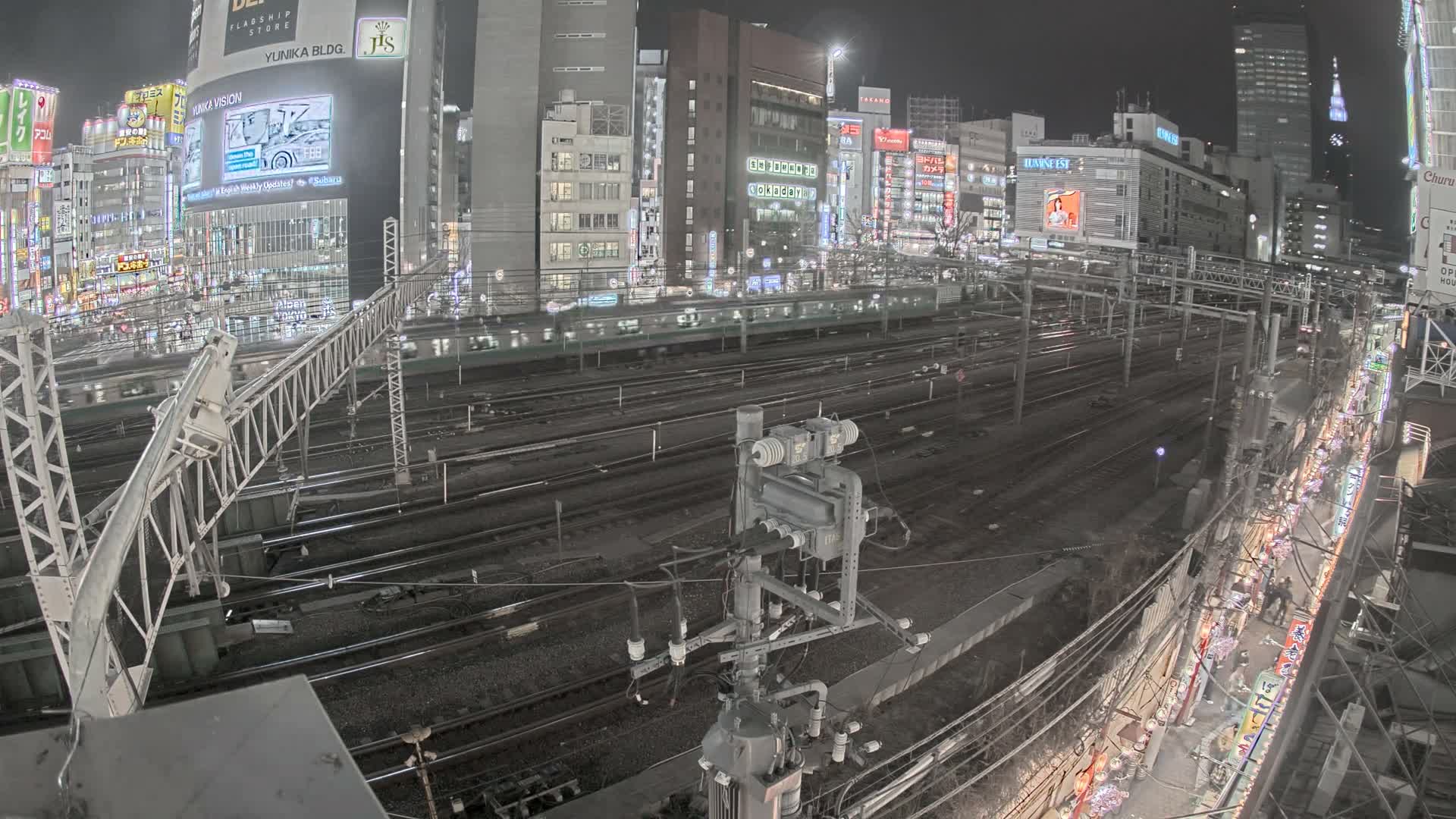 Tokyo, Shinjuku JR Metro Road Crossing & Shinjuku Discrict View ( 東京、新宿JRメトロ交差点と新宿地区の眺め ) Live Cam - 1 Chome, Nishishinjuku, Shinjuku-ku, Tokyo, Kantō, Honshu, Japan