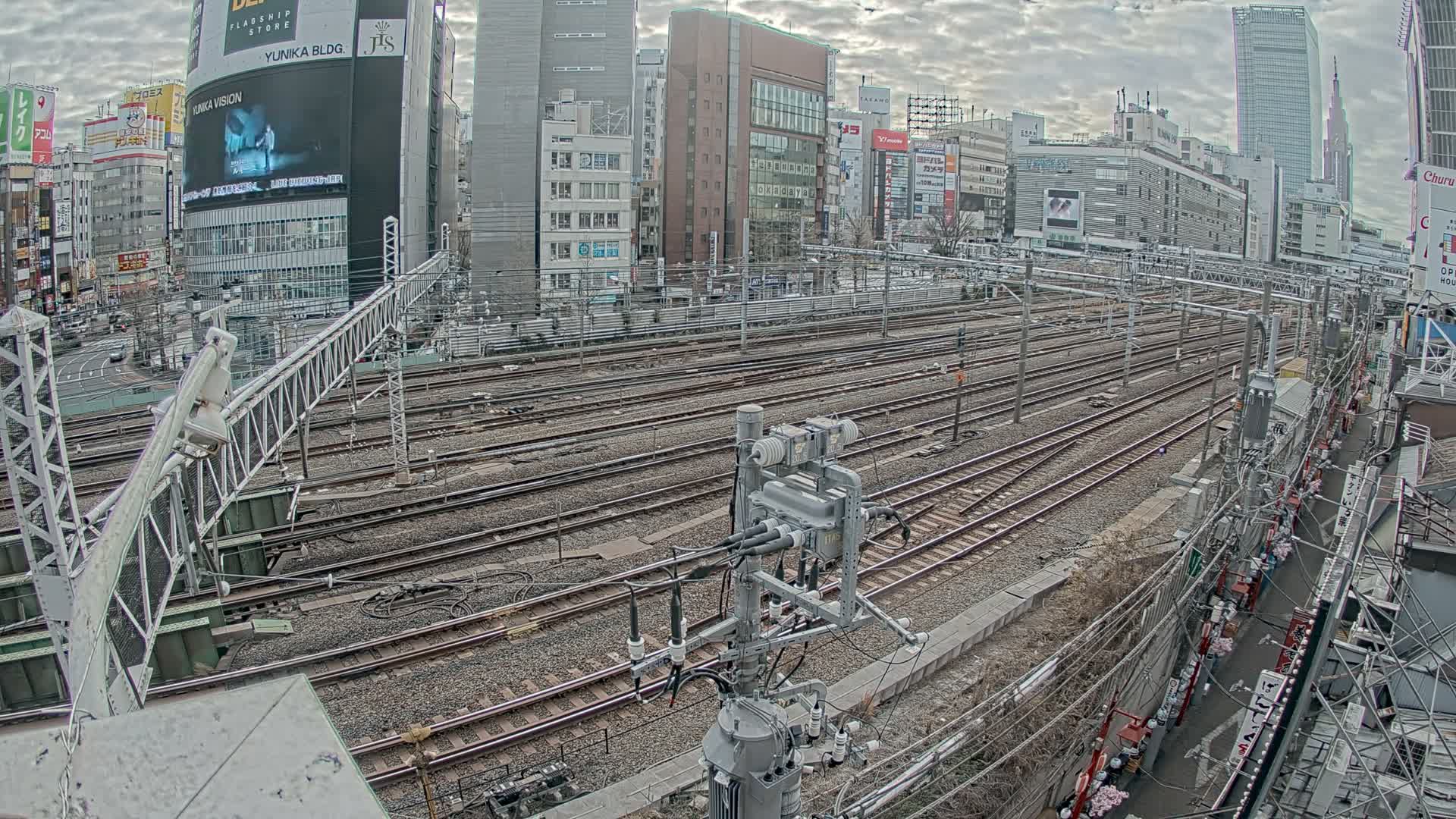 Tokyo, Shinjuku JR Metro Road Crossing & Shinjuku Discrict View ( 東京、新宿JRメトロ交差点と新宿地区の眺め ) Live Cam - 1 Chome, Nishishinjuku, Shinjuku-ku, Tokyo, Kantō, Honshu, Japan
