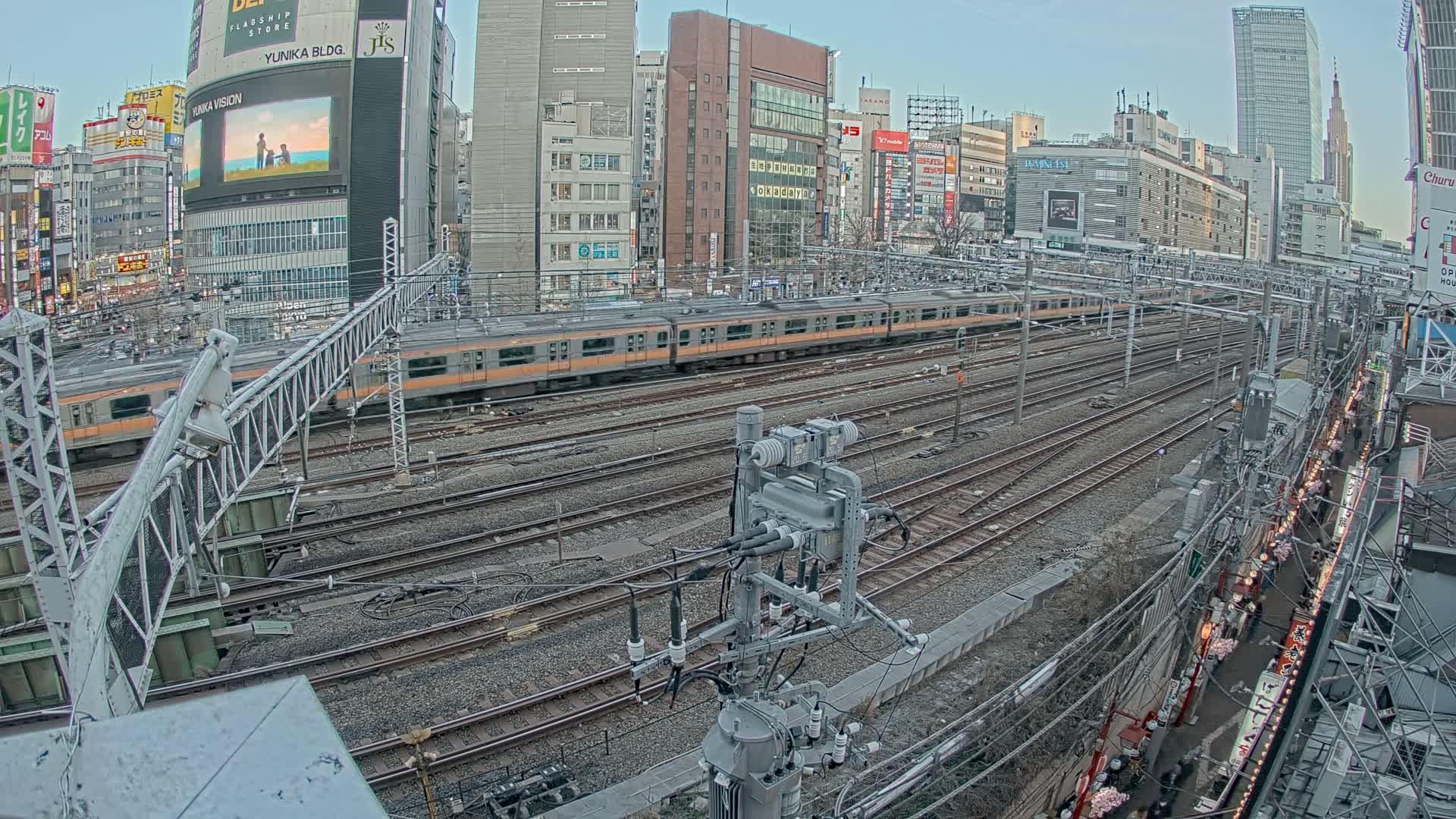 Tokyo, Shinjuku JR Metro Road Crossing & Shinjuku Discrict View ( 東京、新宿JRメトロ交差点と新宿地区の眺め ) Live Cam - 1 Chome, Nishishinjuku, Shinjuku-ku, Tokyo, Kantō, Honshu, Japan