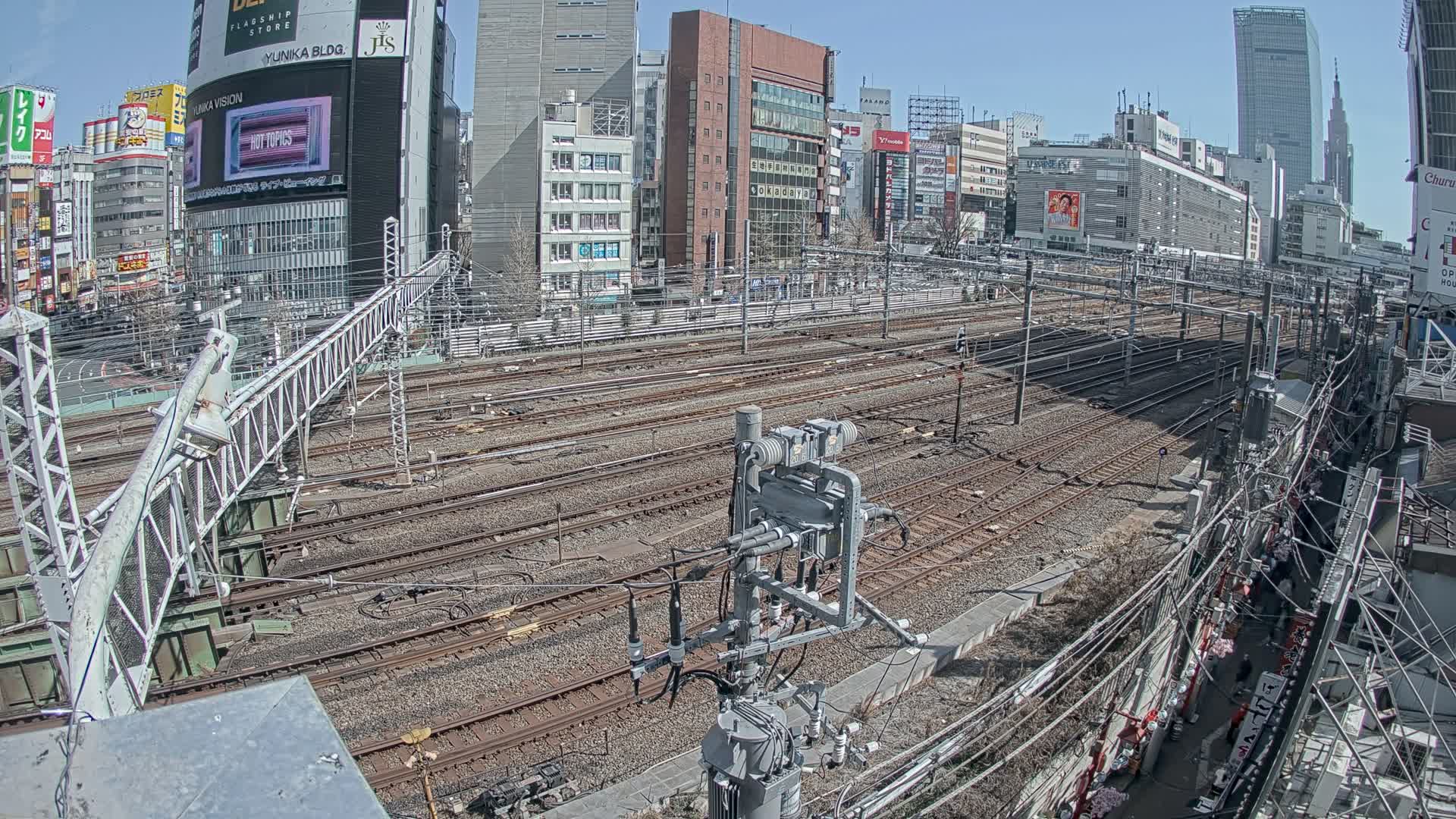 Tokyo, Shinjuku JR Metro Road Crossing & Shinjuku Discrict View ( 東京、新宿JRメトロ交差点と新宿地区の眺め ) Live Cam - 1 Chome, Nishishinjuku, Shinjuku-ku, Tokyo, Kantō, Honshu, Japan