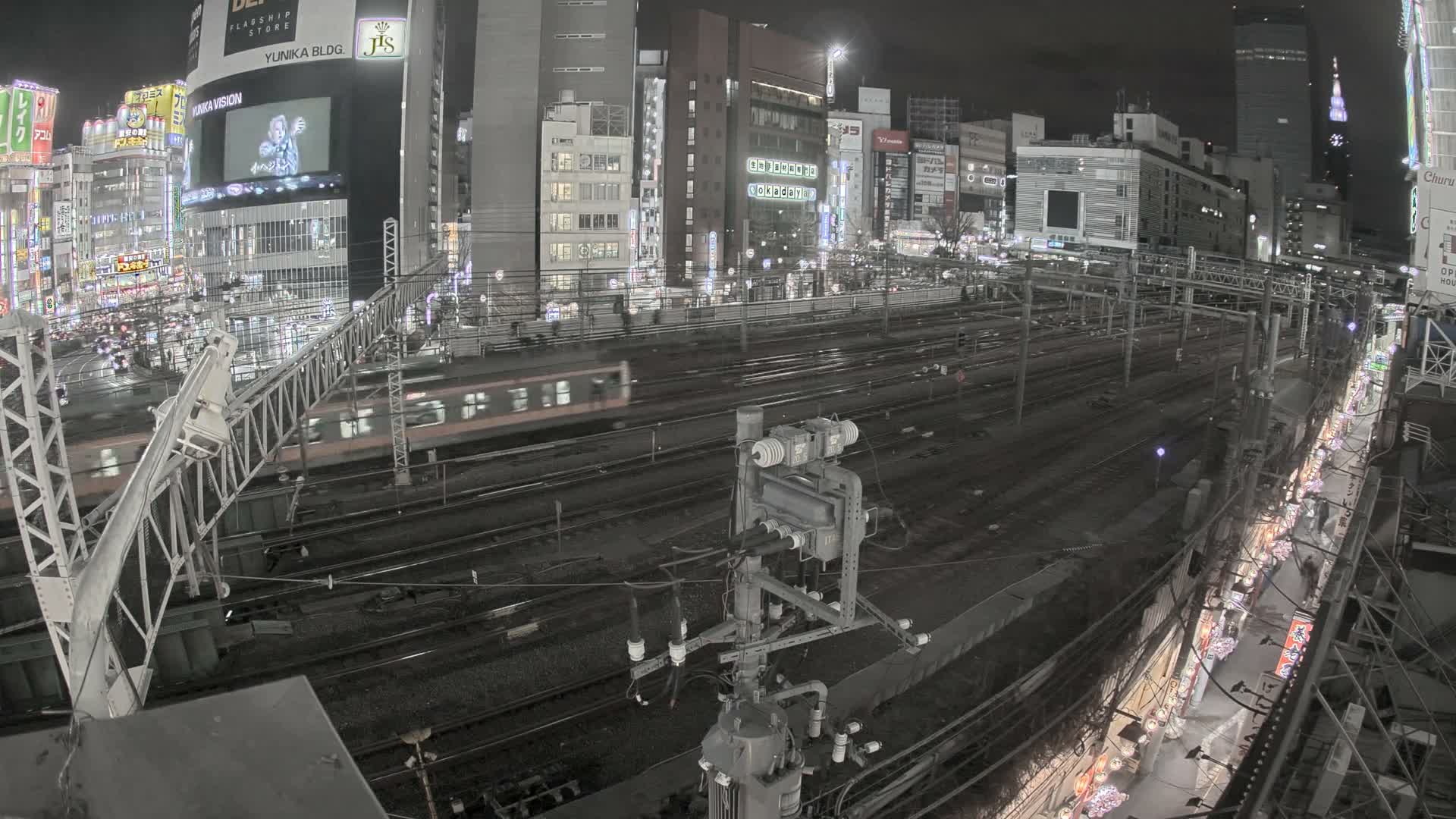 Tokyo, Shinjuku JR Metro Road Crossing & Shinjuku Discrict View ( 東京、新宿JRメトロ交差点と新宿地区の眺め ) Live Cam - 1 Chome, Nishishinjuku, Shinjuku-ku, Tokyo, Kantō, Honshu, Japan