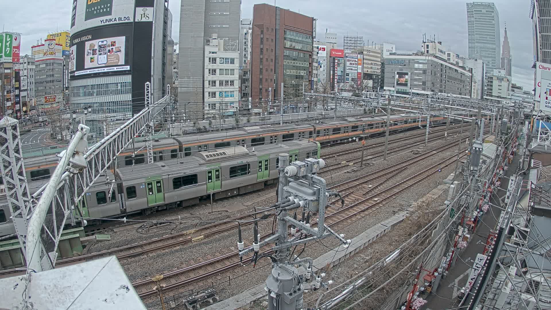 Tokyo, Shinjuku JR Metro Road Crossing & Shinjuku Discrict View ( 東京、新宿JRメトロ交差点と新宿地区の眺め ) Live Cam - 1 Chome, Nishishinjuku, Shinjuku-ku, Tokyo, Kantō, Honshu, Japan