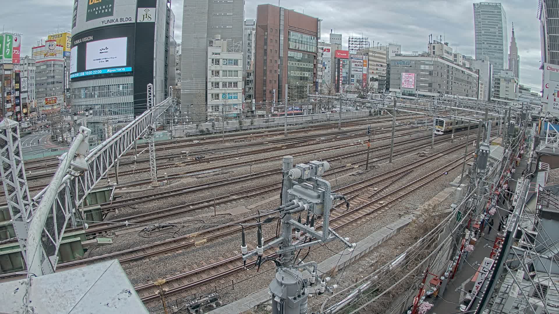 Tokyo, Shinjuku JR Metro Road Crossing & Shinjuku Discrict View ( 東京、新宿JRメトロ交差点と新宿地区の眺め ) Live Cam - 1 Chome, Nishishinjuku, Shinjuku-ku, Tokyo, Kantō, Honshu, Japan