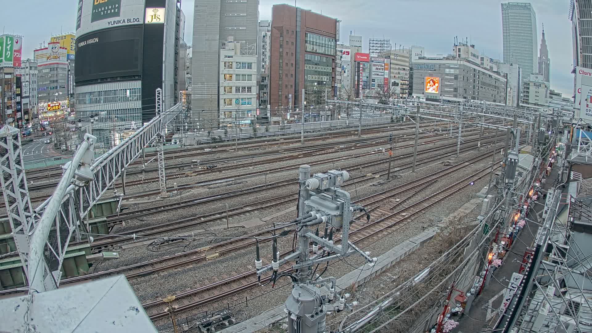 Tokyo, Shinjuku JR Metro Road Crossing & Shinjuku Discrict View ( 東京、新宿JRメトロ交差点と新宿地区の眺め ) Live Cam - 1 Chome, Nishishinjuku, Shinjuku-ku, Tokyo, Kantō, Honshu, Japan