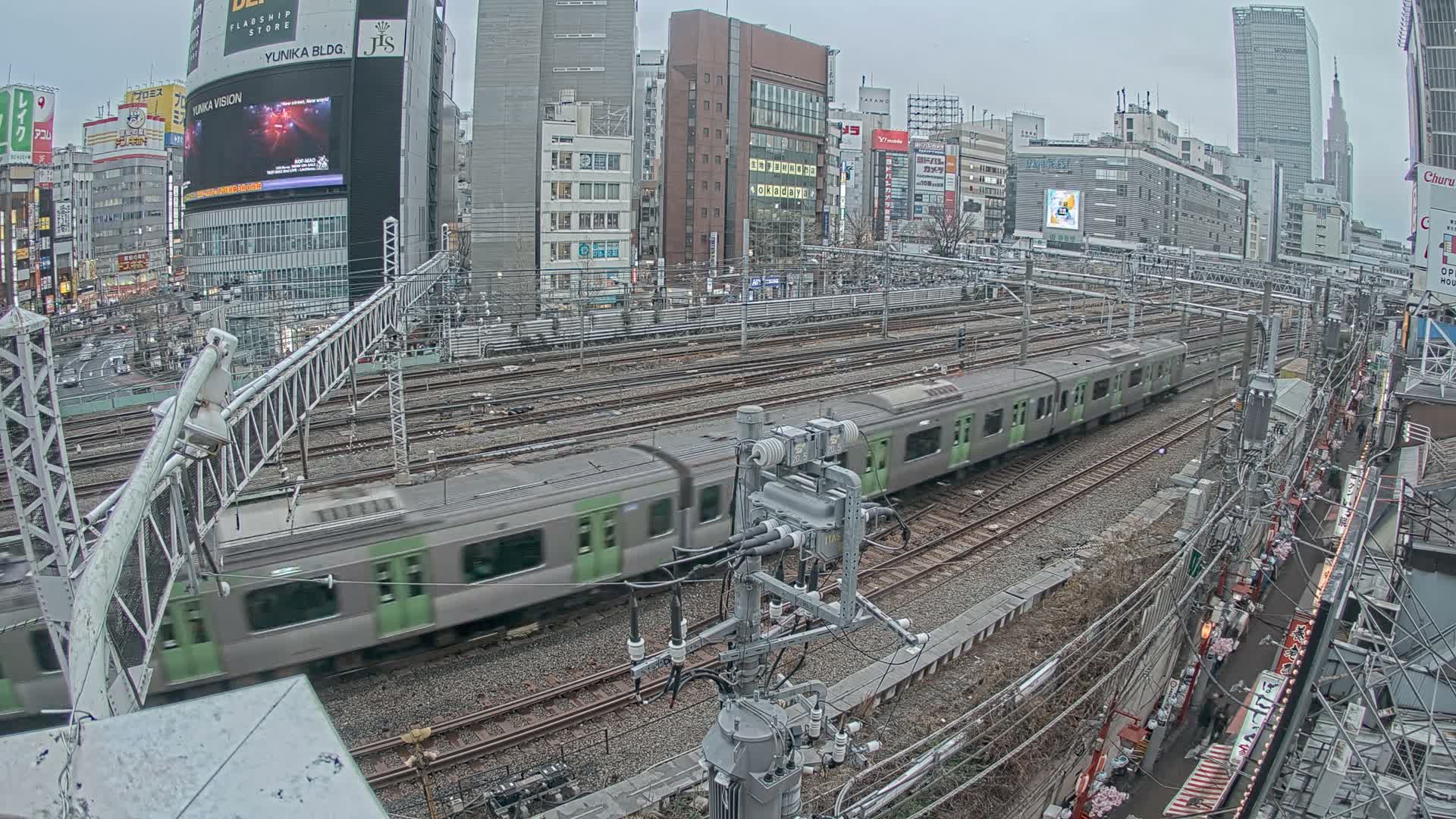 Tokyo, Shinjuku JR Metro Road Crossing & Shinjuku Discrict View ( 東京、新宿JRメトロ交差点と新宿地区の眺め ) Live Cam - 1 Chome, Nishishinjuku, Shinjuku-ku, Tokyo, Kantō, Honshu, Japan