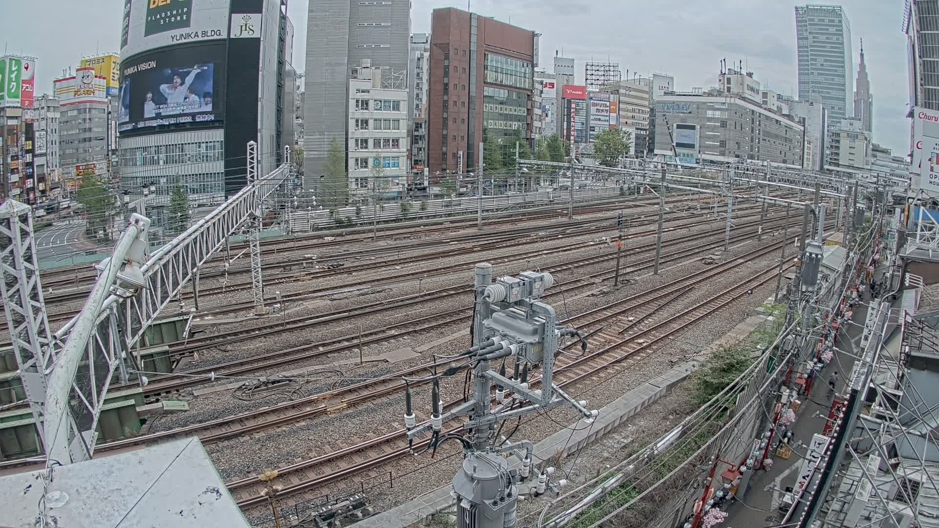 Tokyo, Shinjuku JR Metro Road Crossing & Shinjuku Discrict View ( 東京、新宿JRメトロ交差点と新宿地区の眺め ) Live Cam - 1 Chome, Nishishinjuku, Shinjuku-ku, Tokyo, Kantō, Honshu, Japan
