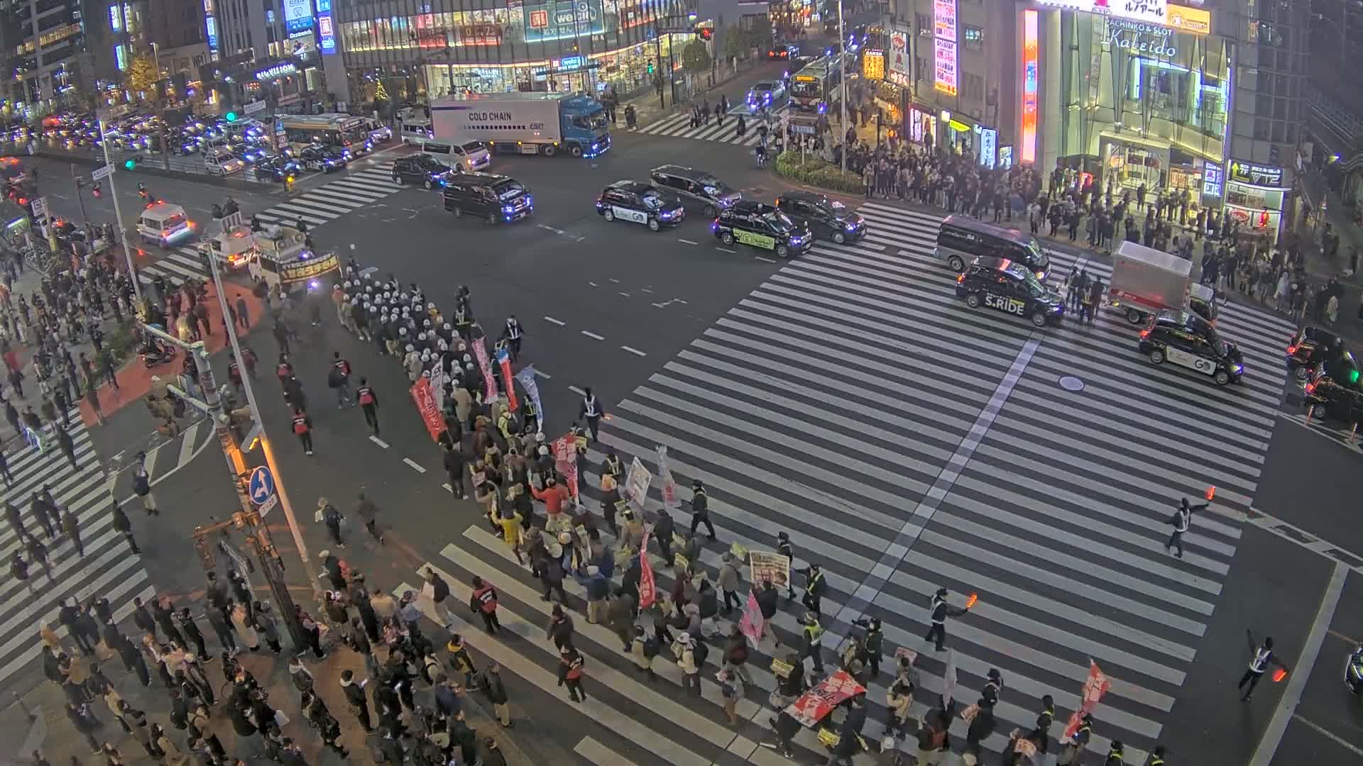 Tokyo, Shinjuku, Ome-kaido Avenue & Otakibashi-dori O Guard Intersection Scramble Crossing ( 東京 新宿青梅街道・小滝橋通り大ガード交差点スクランブル交差点) Live Cam  - Nishishinjuku, Shinjuku-ku, Tokyo, Kantō, Honshu, Japan