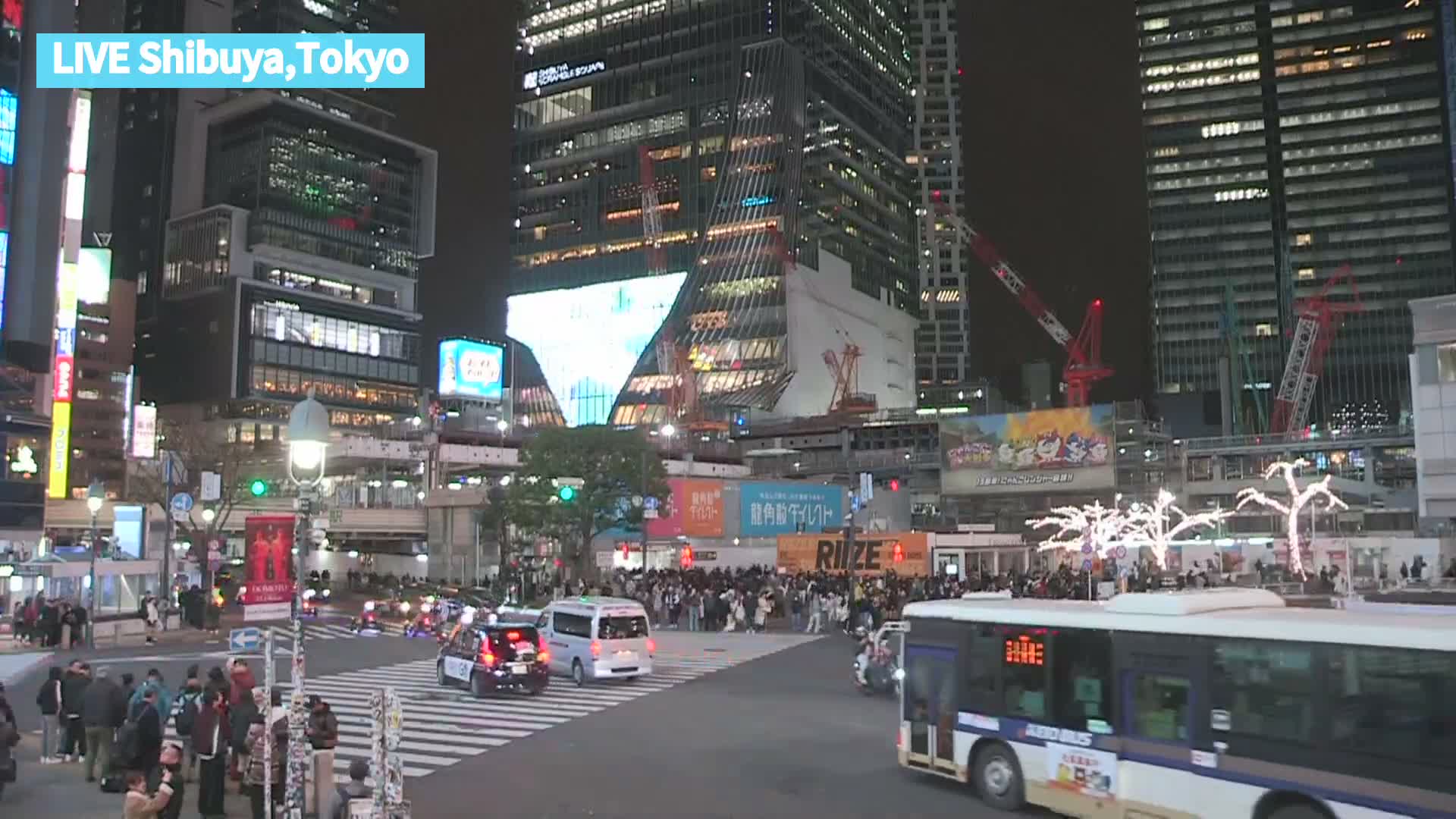 Tokyo, Shibuya Scramble Crossing at Hachiko Square & Koen Dori& Jingu-dori Street Junction ( 東京、渋谷スクランブル交差点ハチ公前広場＆公園通り＆神宮通りジャンクション )  Live Cam - Udagawacho, Shibuya-ku, Tokyo, Kantō, Honshu, Japan