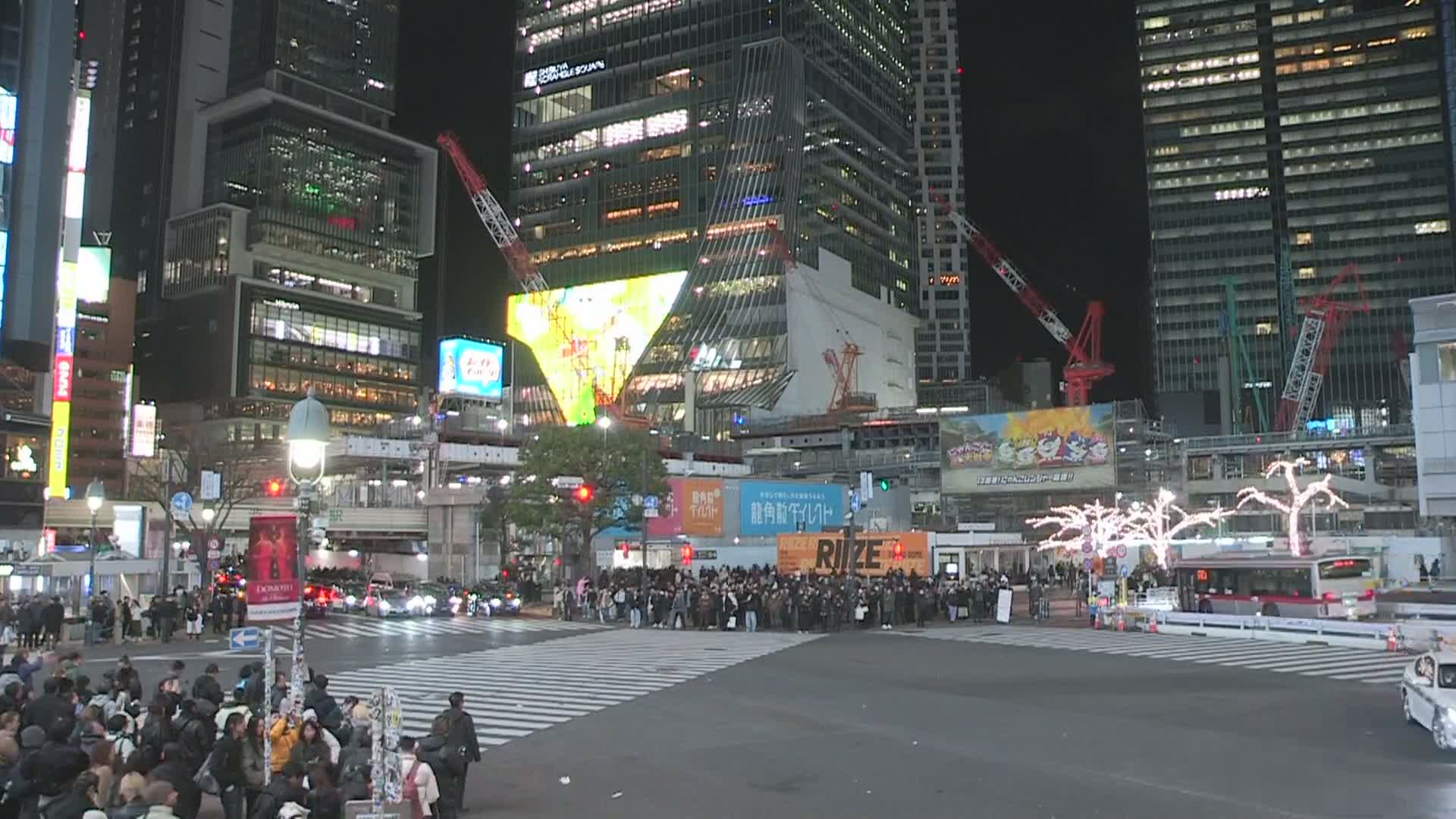 Tokyo, Shibuya Scramble Crossing at Hachiko Square & Koen Dori& Jingu-dori Street Junction ( 東京、渋谷スクランブル交差点ハチ公前広場＆公園通り＆神宮通りジャンクション )  Live Cam - Udagawacho, Shibuya-ku, Tokyo, Kantō, Honshu, Japan