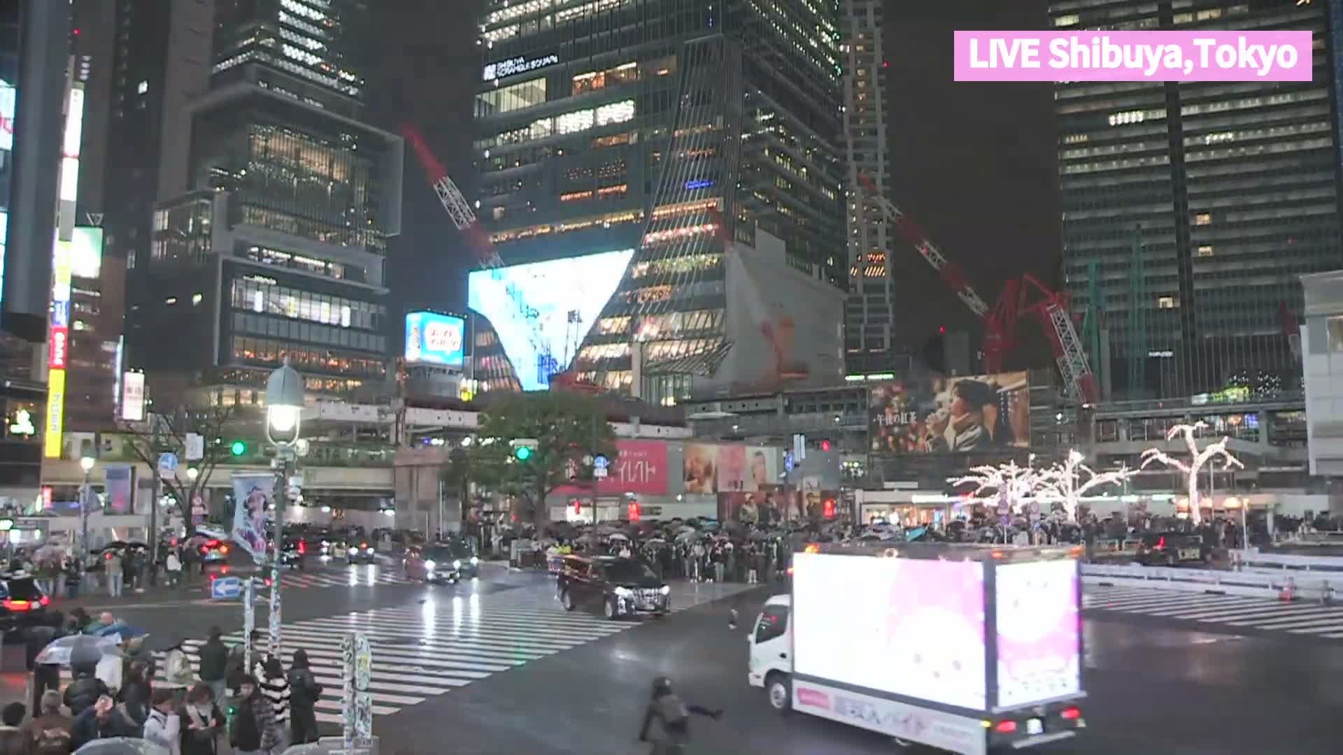 Tokyo, Shibuya Scramble Crossing at Hachiko Square & Koen Dori& Jingu-dori Street Junction ( 東京、渋谷スクランブル交差点ハチ公前広場＆公園通り＆神宮通りジャンクション )  Live Cam - Udagawacho, Shibuya-ku, Tokyo, Kantō, Honshu, Japan