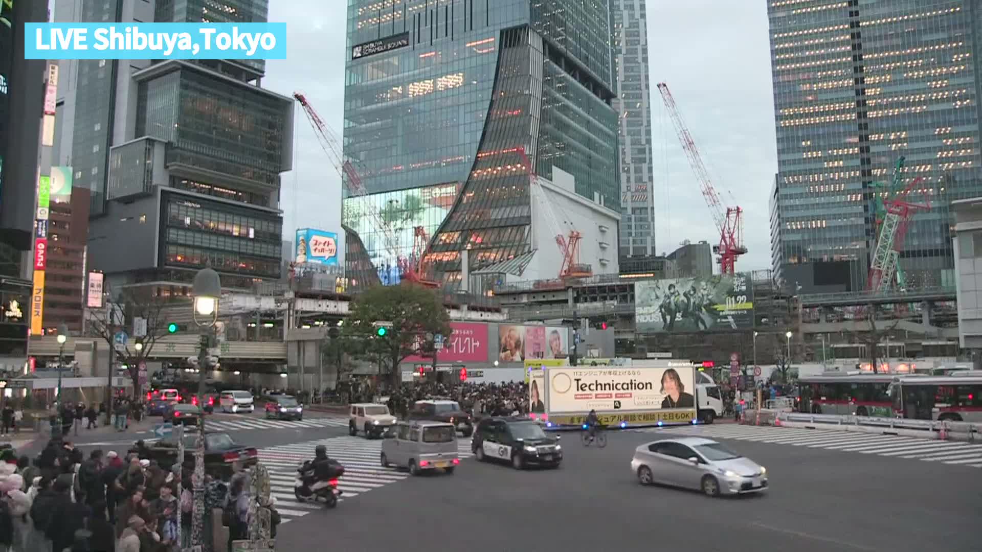 Tokyo, Shibuya Scramble Crossing at Hachiko Square & Koen Dori& Jingu-dori Street Junction ( 東京、渋谷スクランブル交差点ハチ公前広場＆公園通り＆神宮通りジャンクション )  Live Cam - Udagawacho, Shibuya-ku, Tokyo, Kantō, Honshu, Japan