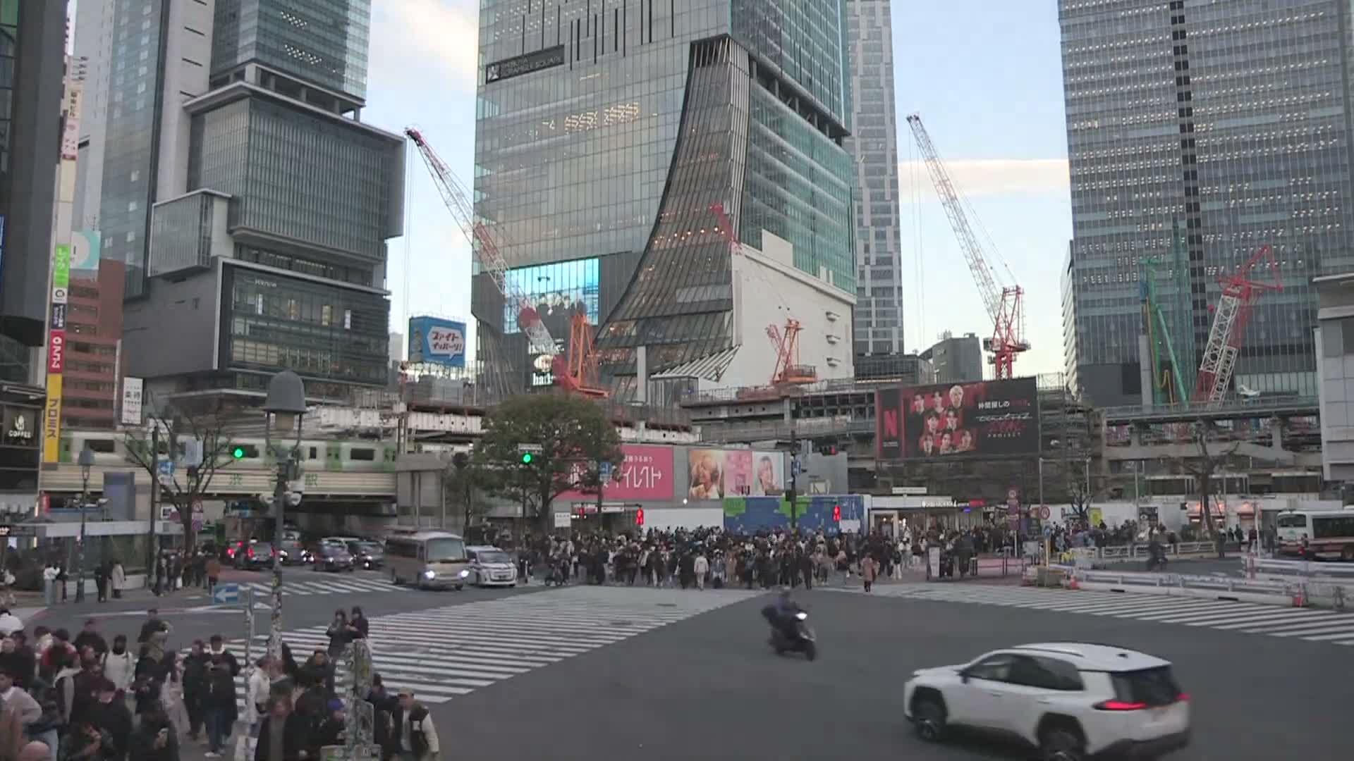 Tokyo, Shibuya Scramble Crossing at Hachiko Square & Koen Dori& Jingu-dori Street Junction ( 東京、渋谷スクランブル交差点ハチ公前広場＆公園通り＆神宮通りジャンクション )  Live Cam - Udagawacho, Shibuya-ku, Tokyo, Kantō, Honshu, Japan