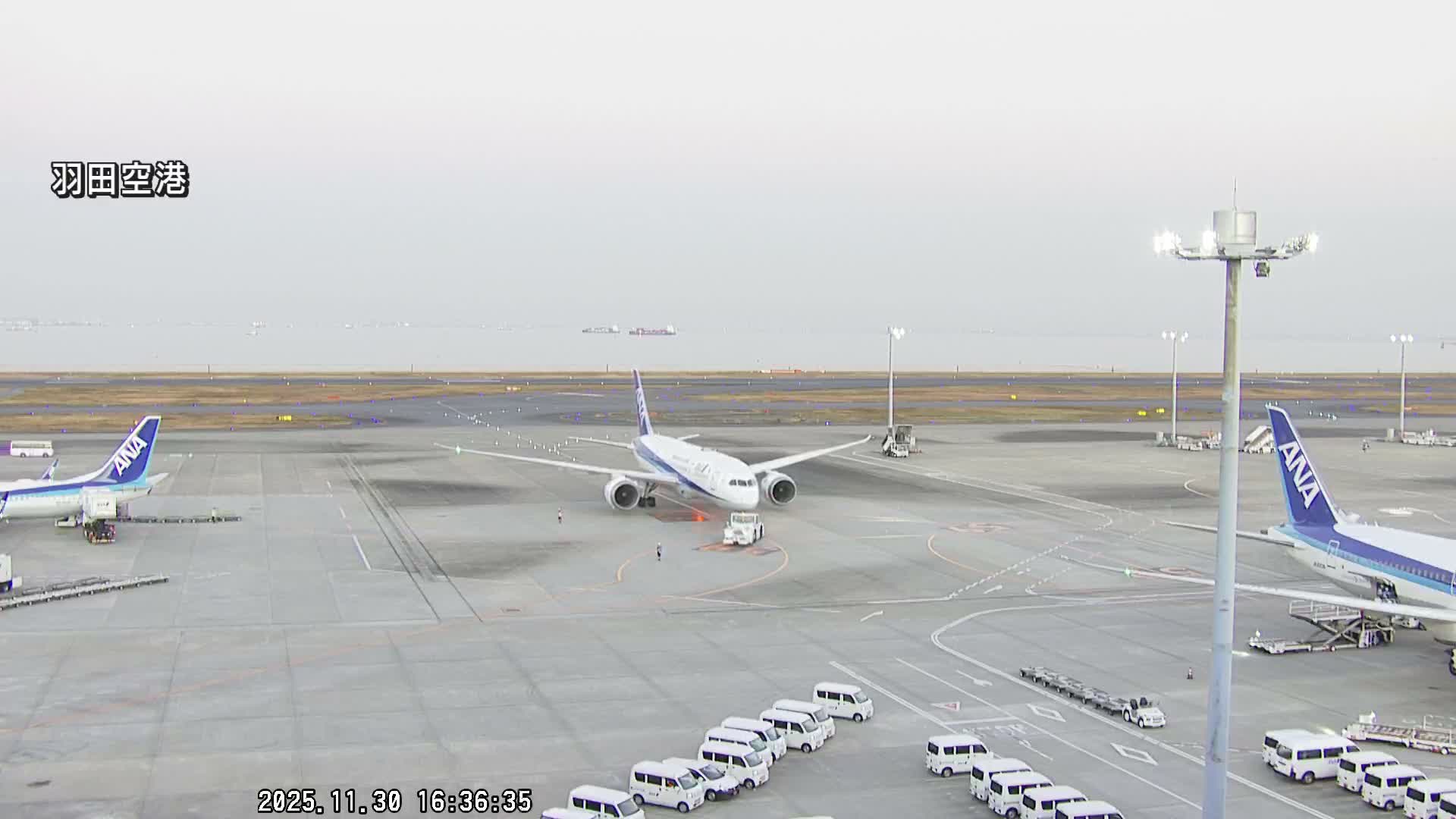 Tokyo Haneda International Airport  Terminal 2 towards North  ( 東京羽田空港 ) Live Cam HND/RJTT - Hanedakuko, Ōta-ku,Tokyo, Kantō, Honshu, Japan